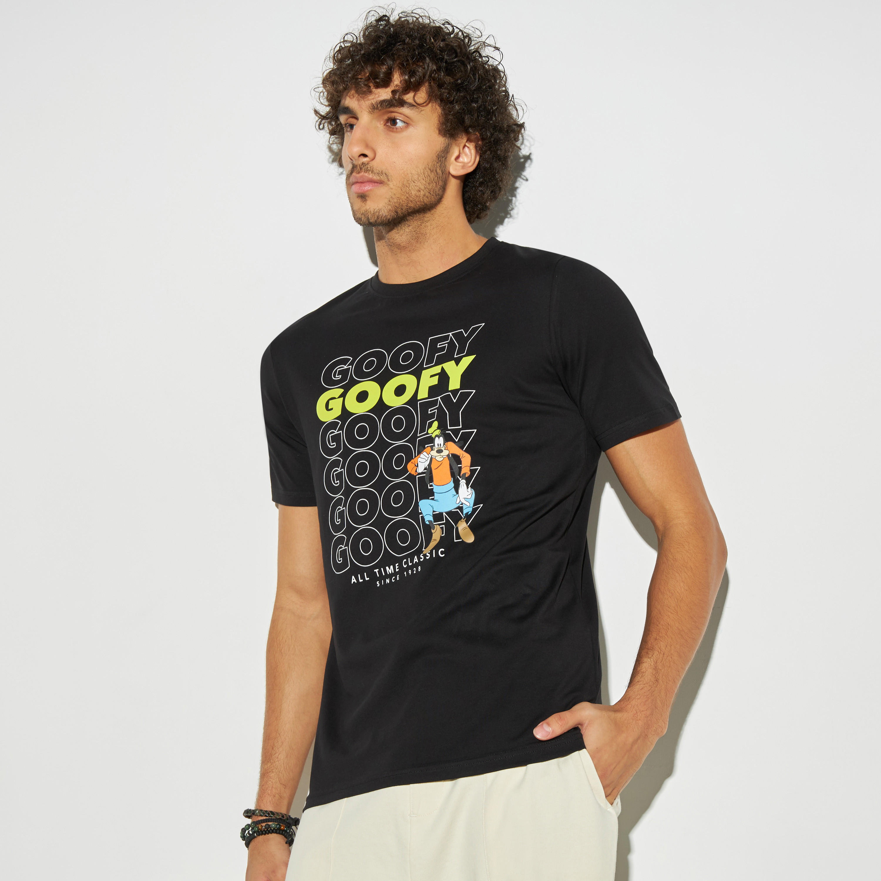 تيشيرت بياقة ضيّقة وأكمام قصيرة وطبعات جوفي-men-clothing-tshirtsandpolos-tshirts-image-1