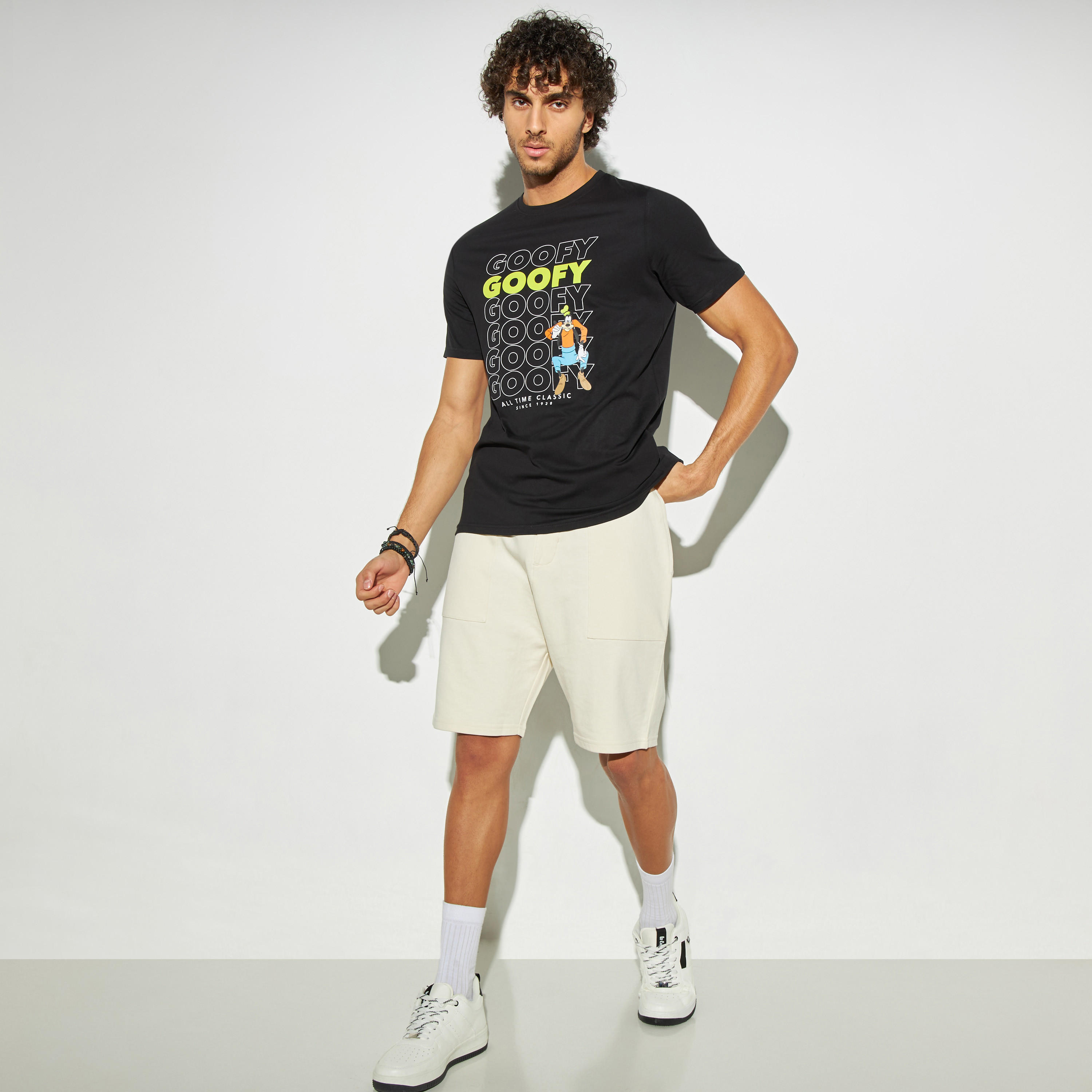 تيشيرت بياقة ضيّقة وأكمام قصيرة وطبعات جوفي-men-clothing-tshirtsandpolos-tshirts-image-2