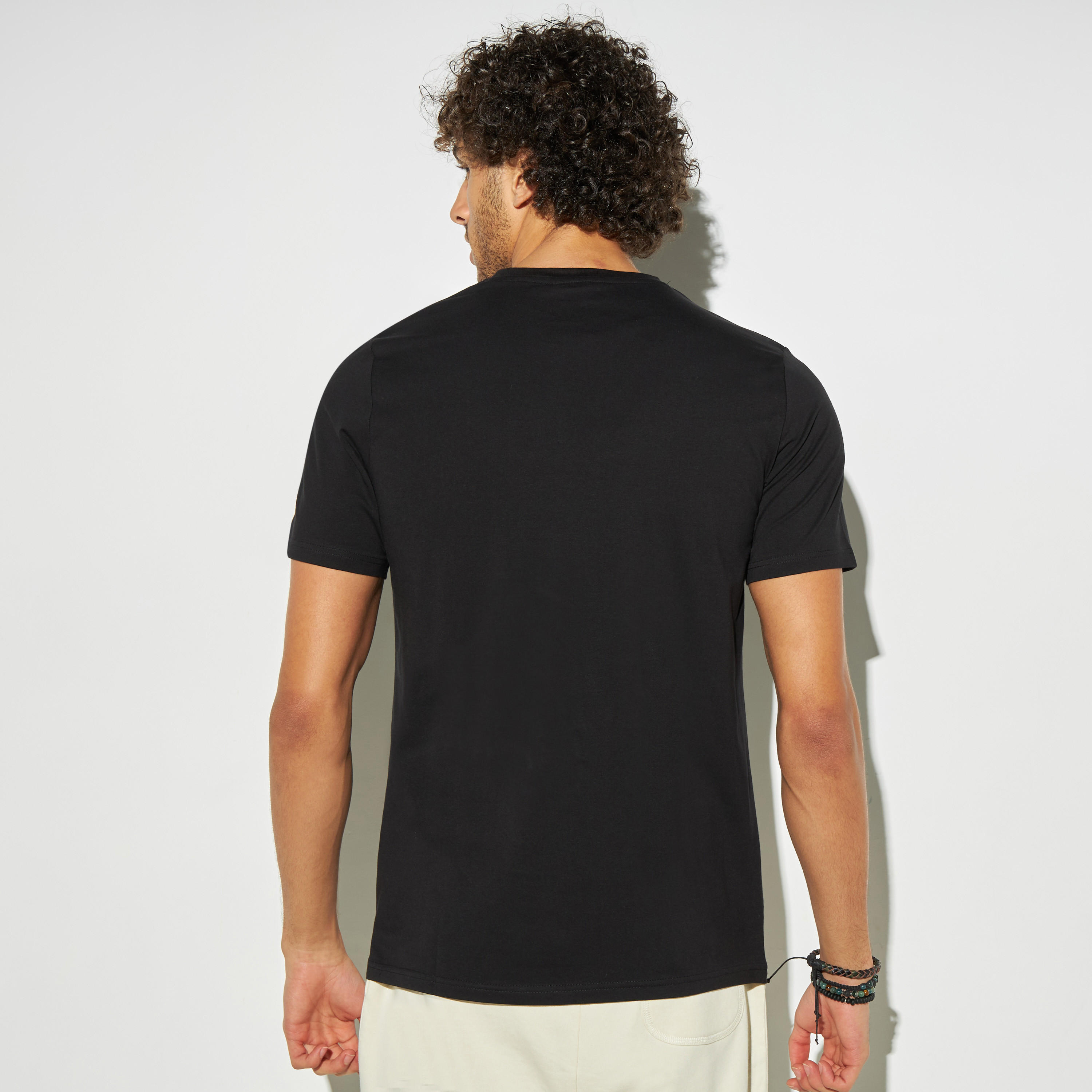تيشيرت بياقة ضيّقة وأكمام قصيرة وطبعات جوفي-men-clothing-tshirtsandpolos-tshirts-image-4