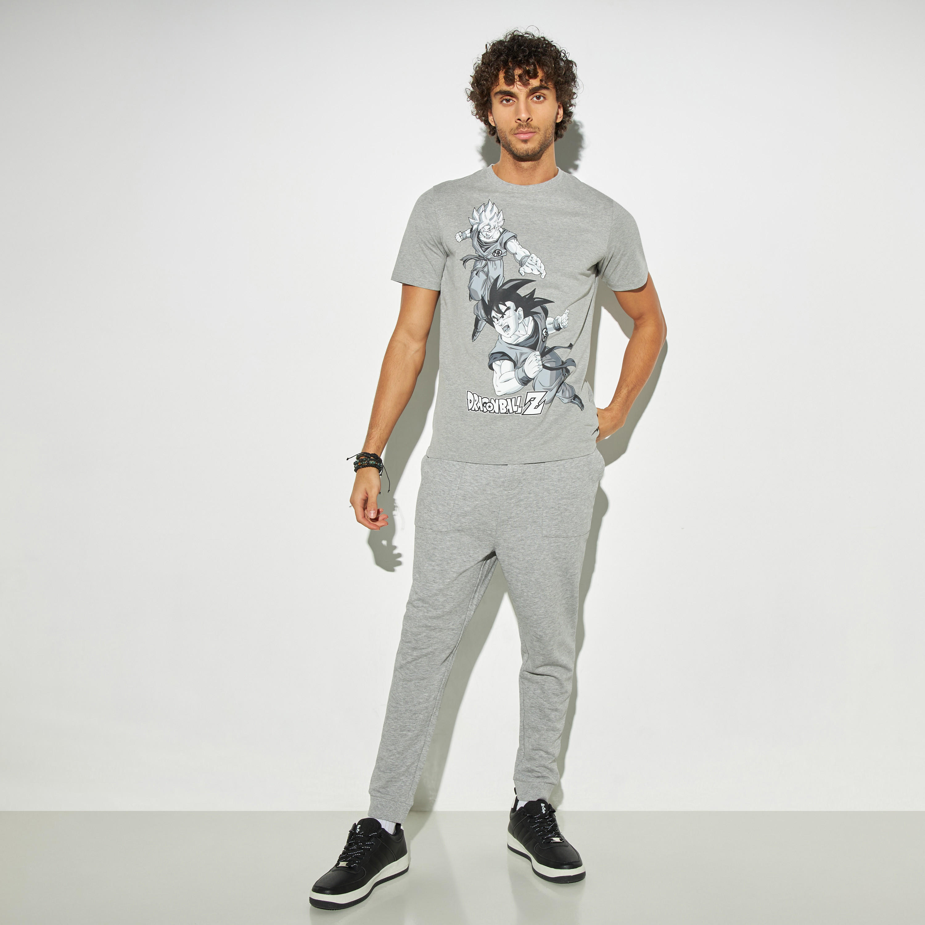 تيشيرت بأكمام قصيرة وياقة ضيقة وطبعات شعار-men-clothing-tshirtsandpolos-tshirts-image-2