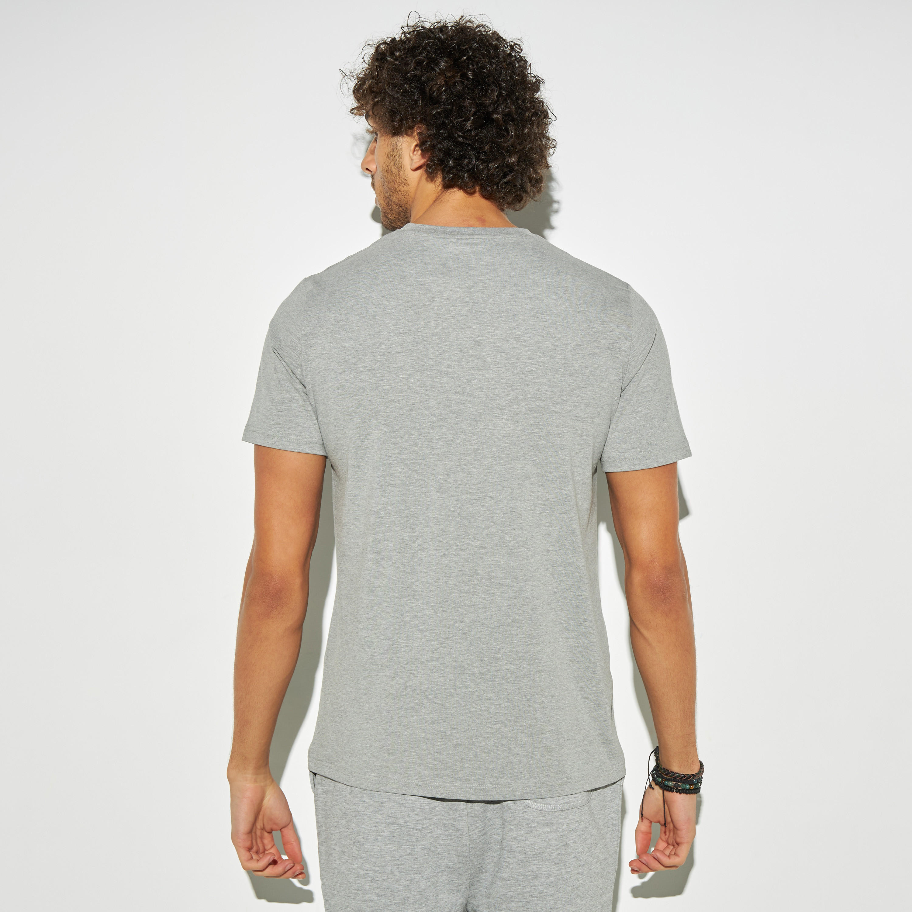 تيشيرت بأكمام قصيرة وياقة ضيقة وطبعات شعار-men-clothing-tshirtsandpolos-tshirts-image-3