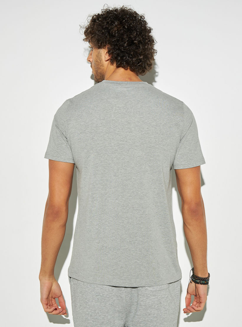 تيشيرت بأكمام قصيرة وياقة ضيقة وطبعات شعار-men-clothing-tshirtsandpolos-tshirts-image-3