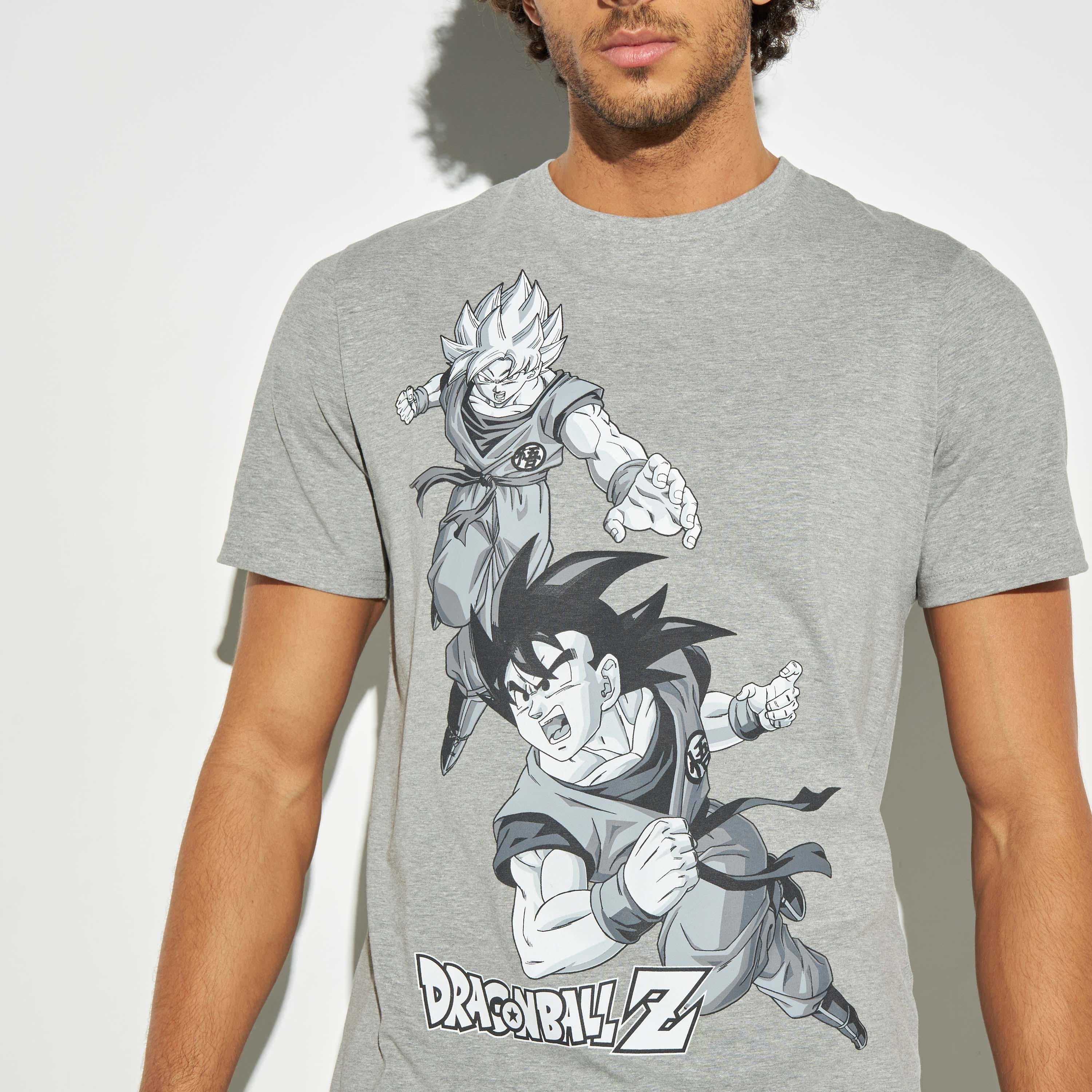 تيشيرت بأكمام قصيرة وياقة ضيقة وطبعات شعار-men-clothing-tshirtsandpolos-tshirts-image-4