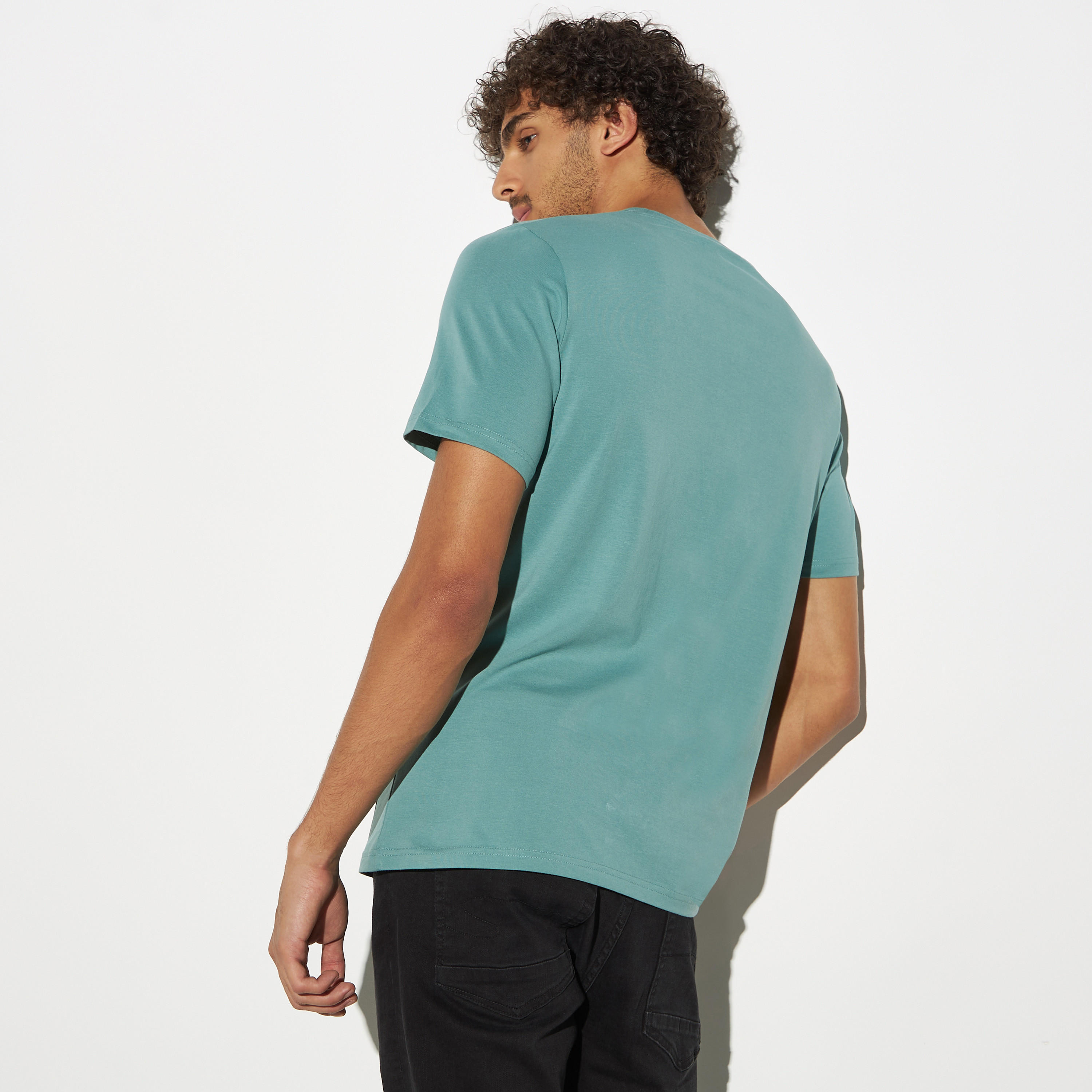 تيشيرت بياقة ضيقة وأكمام قصيرة وطبعات-men-clothing-tshirtsandpolos-tshirts-image-2