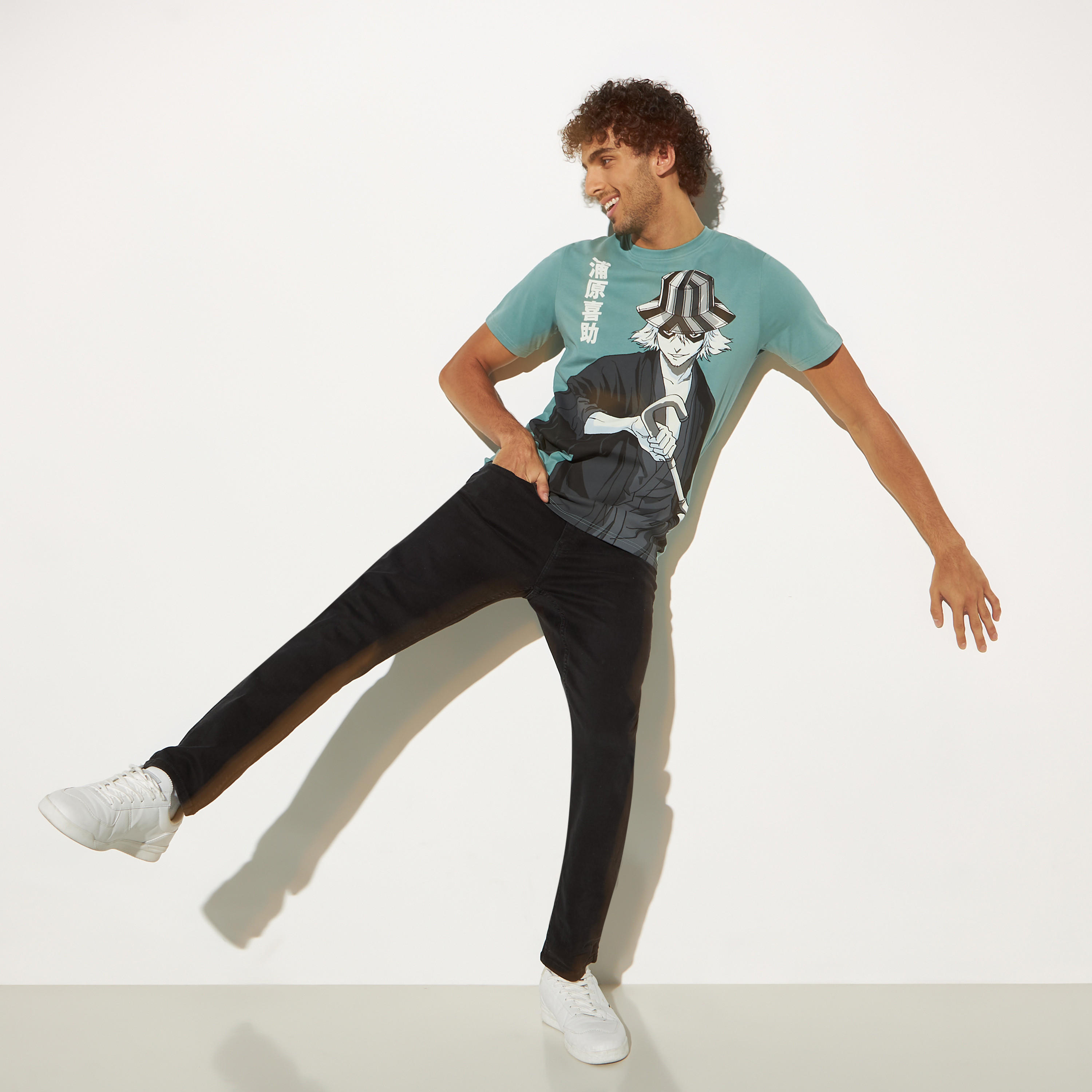 تيشيرت بياقة ضيقة وأكمام قصيرة وطبعات-men-clothing-tshirtsandpolos-tshirts-image-4