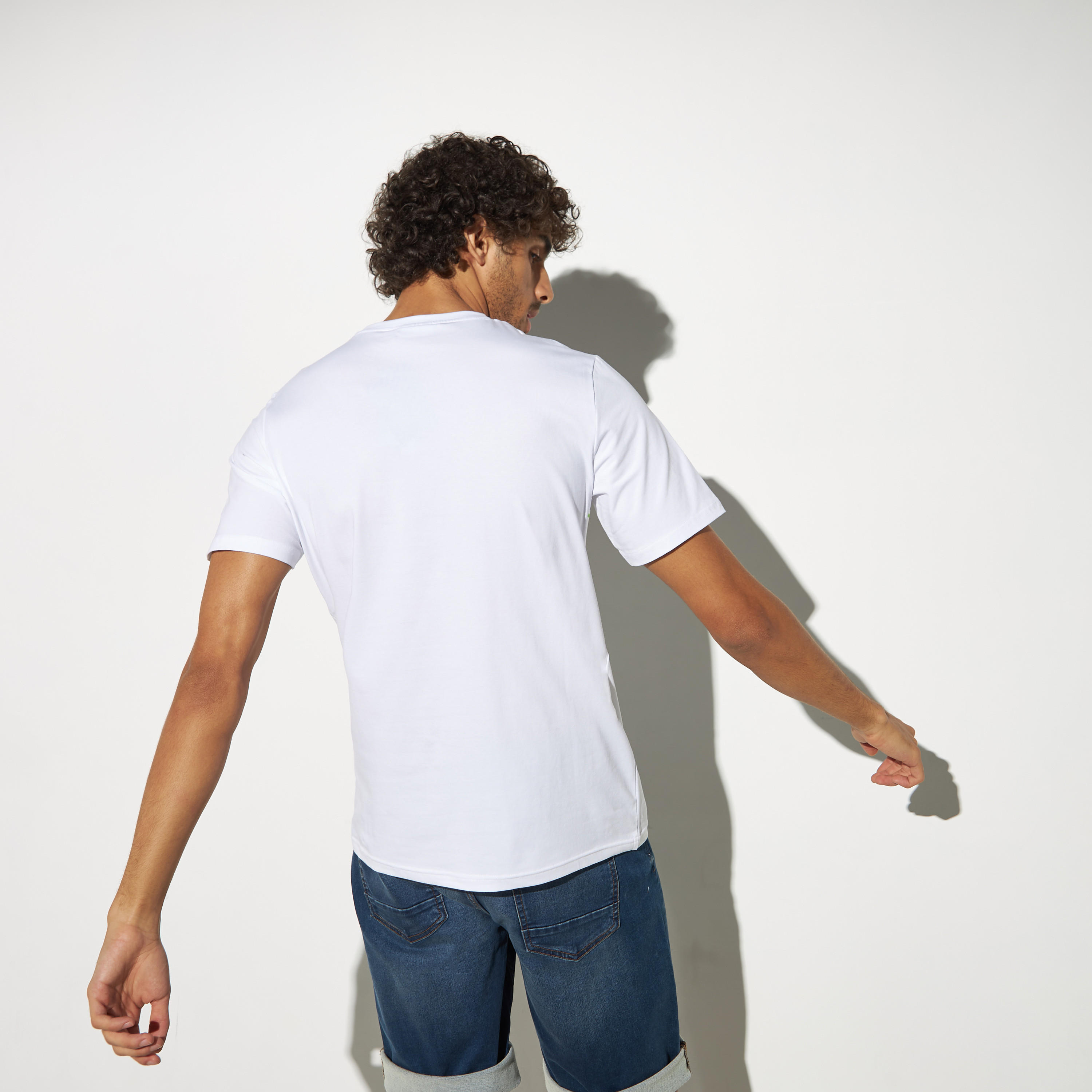 تيشيرت بياقة ضيّقة وأكمام قصيرة وطبعات-men-clothing-tshirtsandpolos-tshirts-image-3