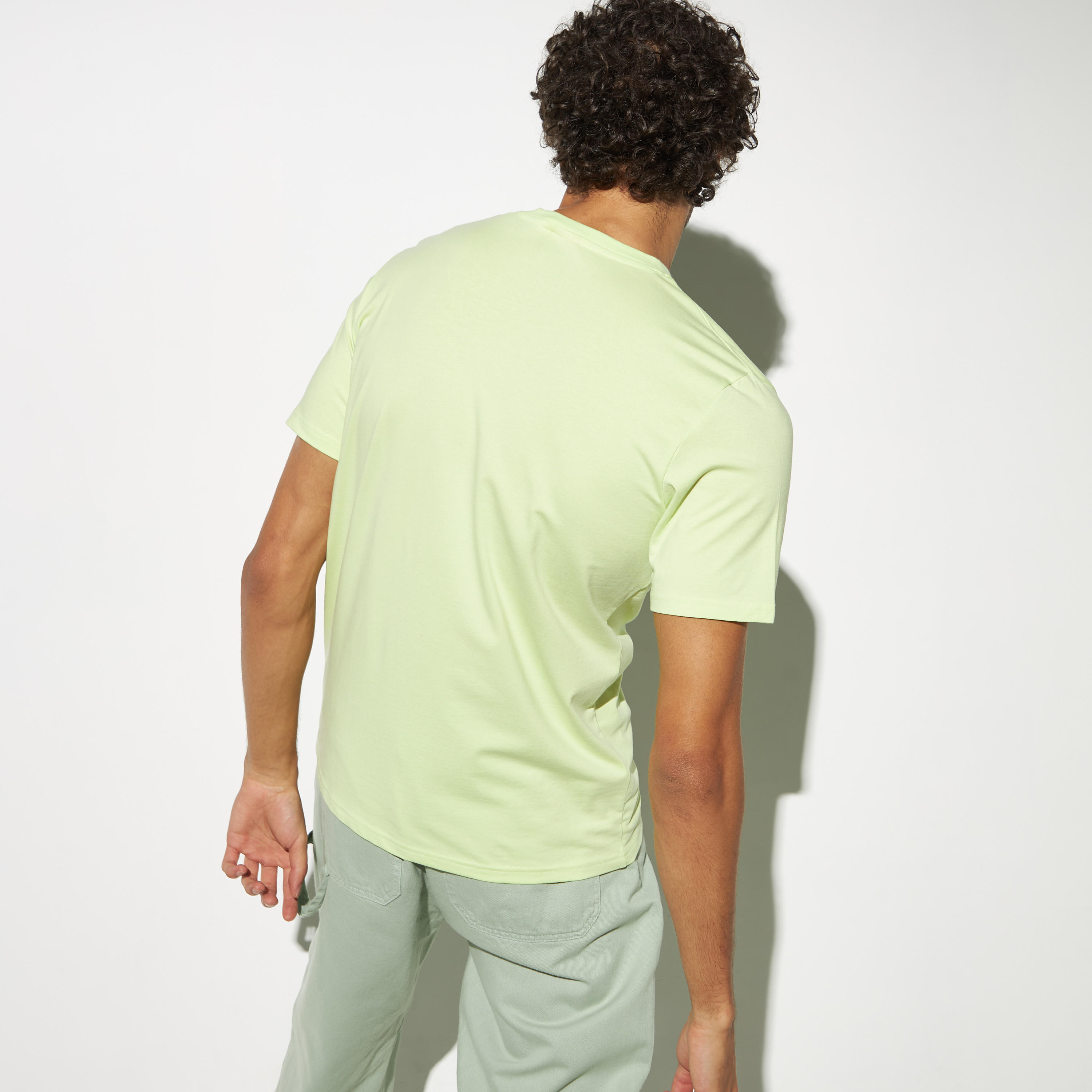 تيشيرت بياقة ضيقة وأكمام قصيرة وطبعات-men-clothing-tshirtsandpolos-tshirts-image-2