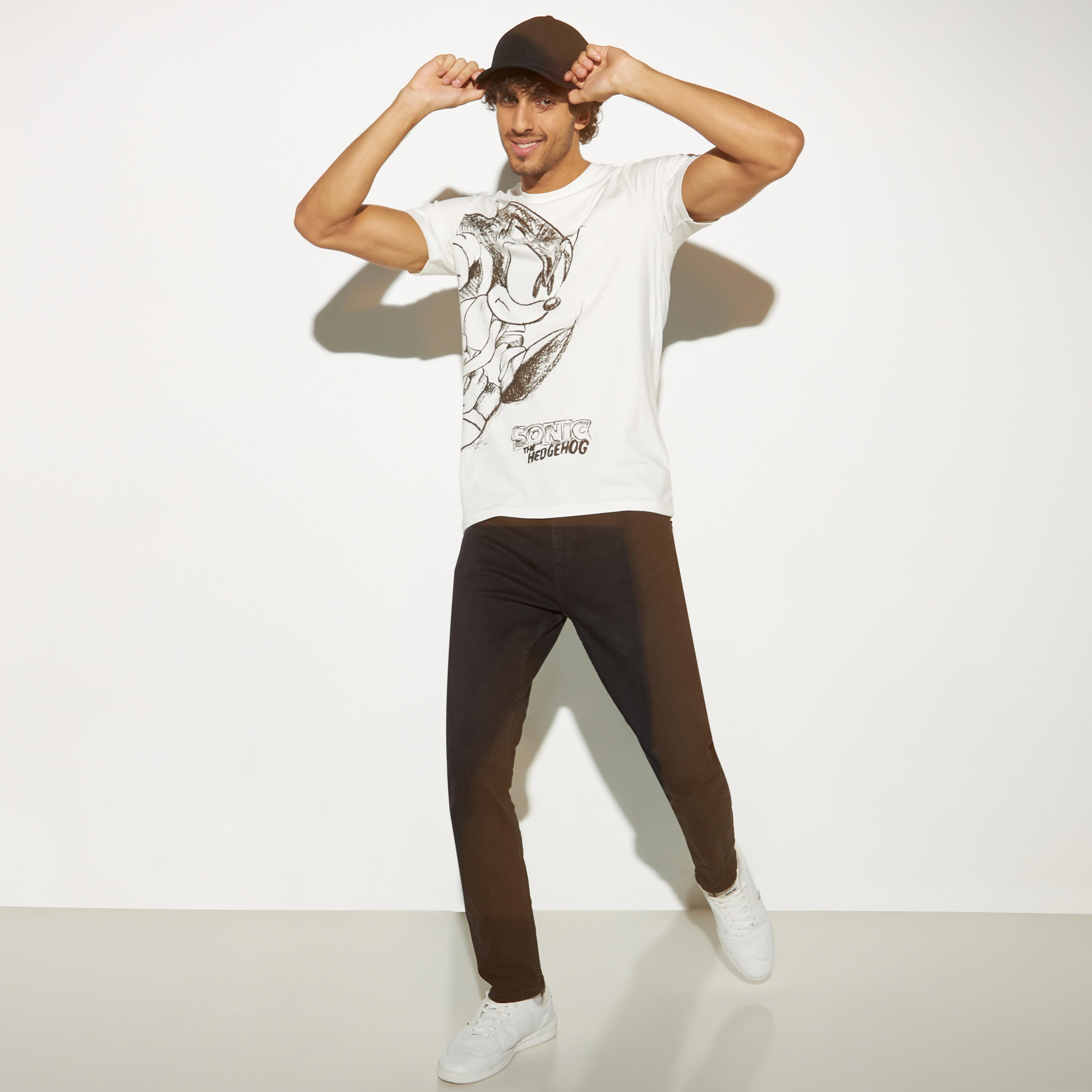 تيشيرت بياقة ضيقة وأكمام قصيرة وطبعات سونيك ذا هيدجهوج-men-clothing-tshirtsandpolos-tshirts-image-4