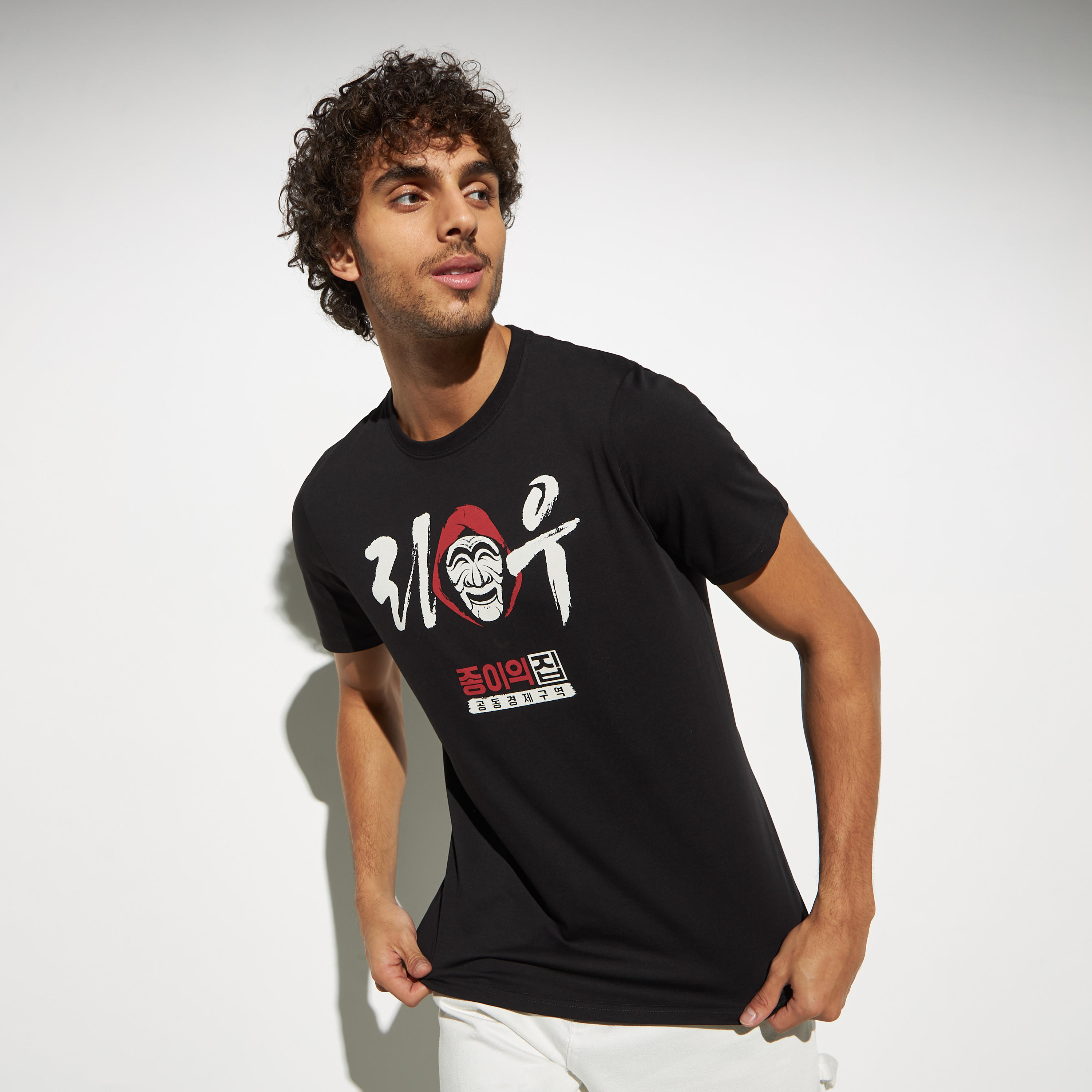 تيشيرت بياقة ضيّقة وأكمام قصيرة وطبعات-men-clothing-tshirtsandpolos-tshirts-image-1
