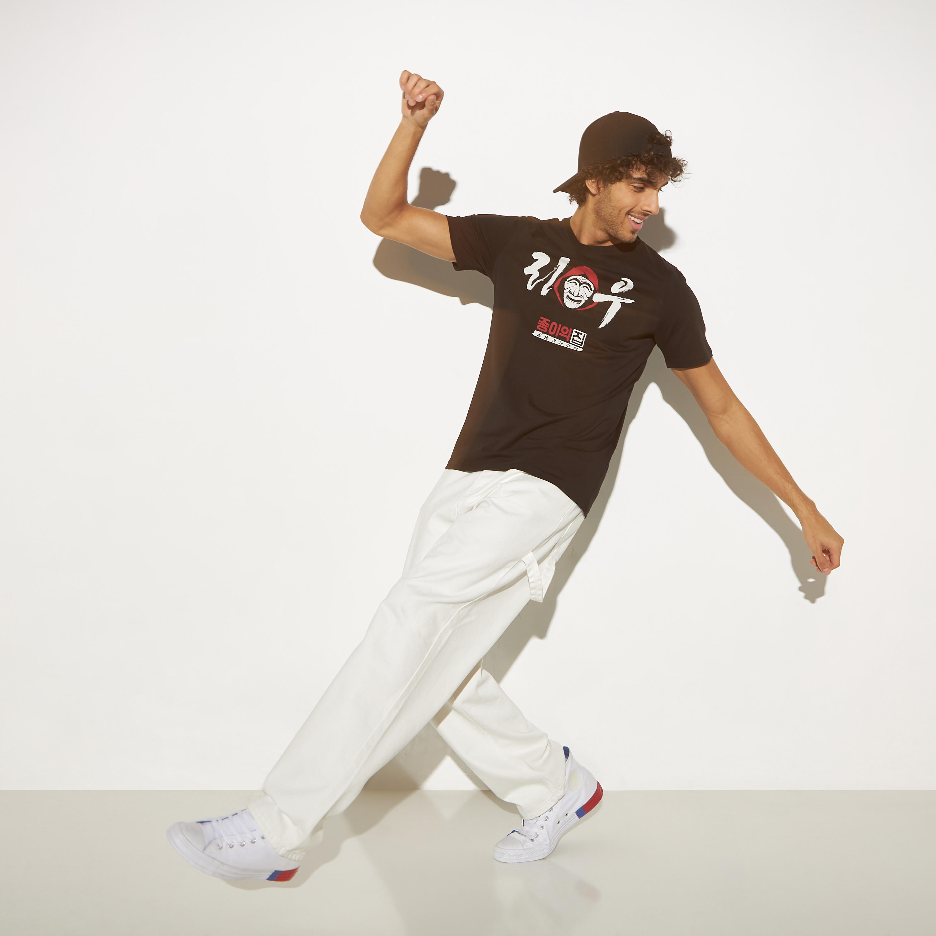 تيشيرت بياقة ضيّقة وأكمام قصيرة وطبعات-men-clothing-tshirtsandpolos-tshirts-image-2