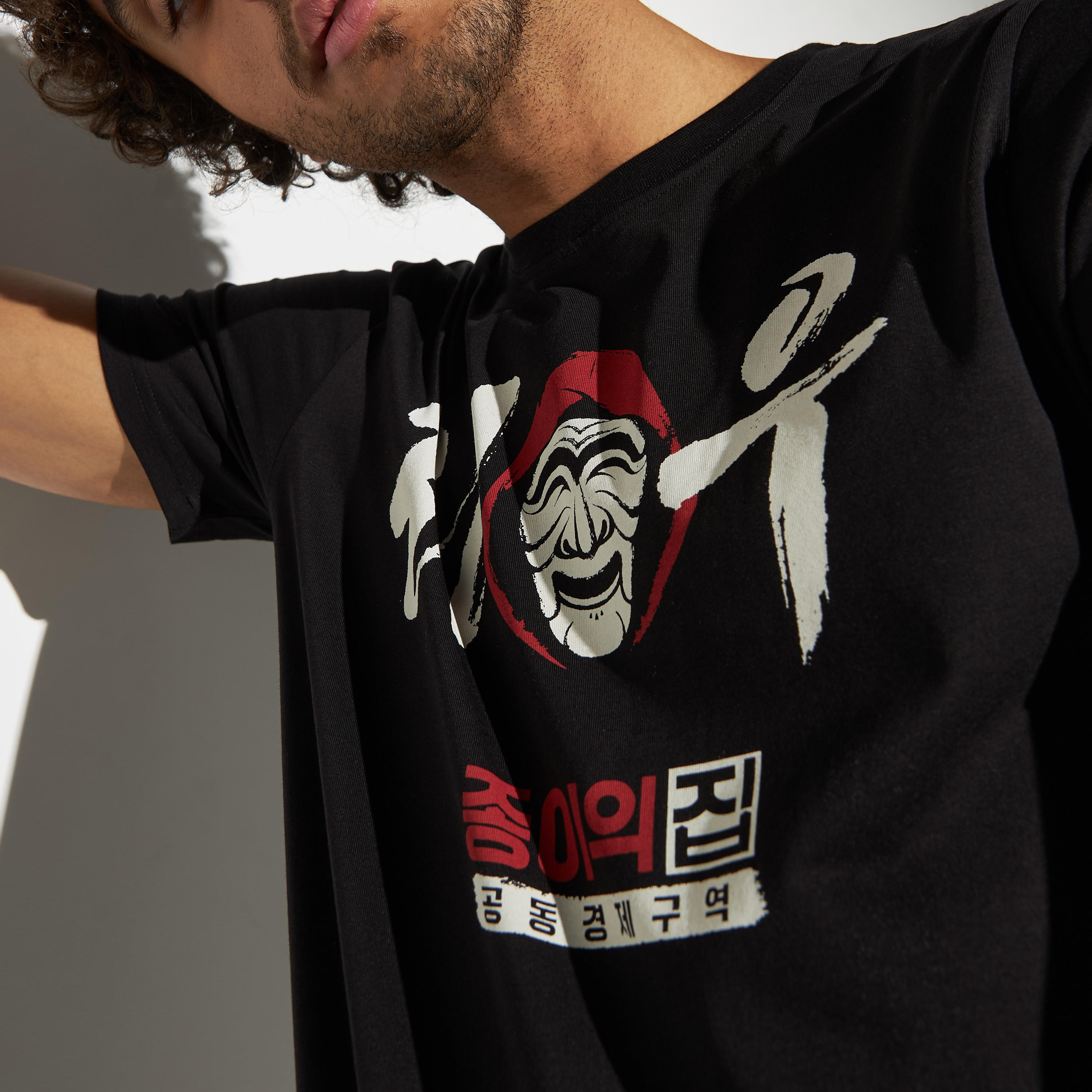 تيشيرت بياقة ضيّقة وأكمام قصيرة وطبعات-men-clothing-tshirtsandpolos-tshirts-image-4