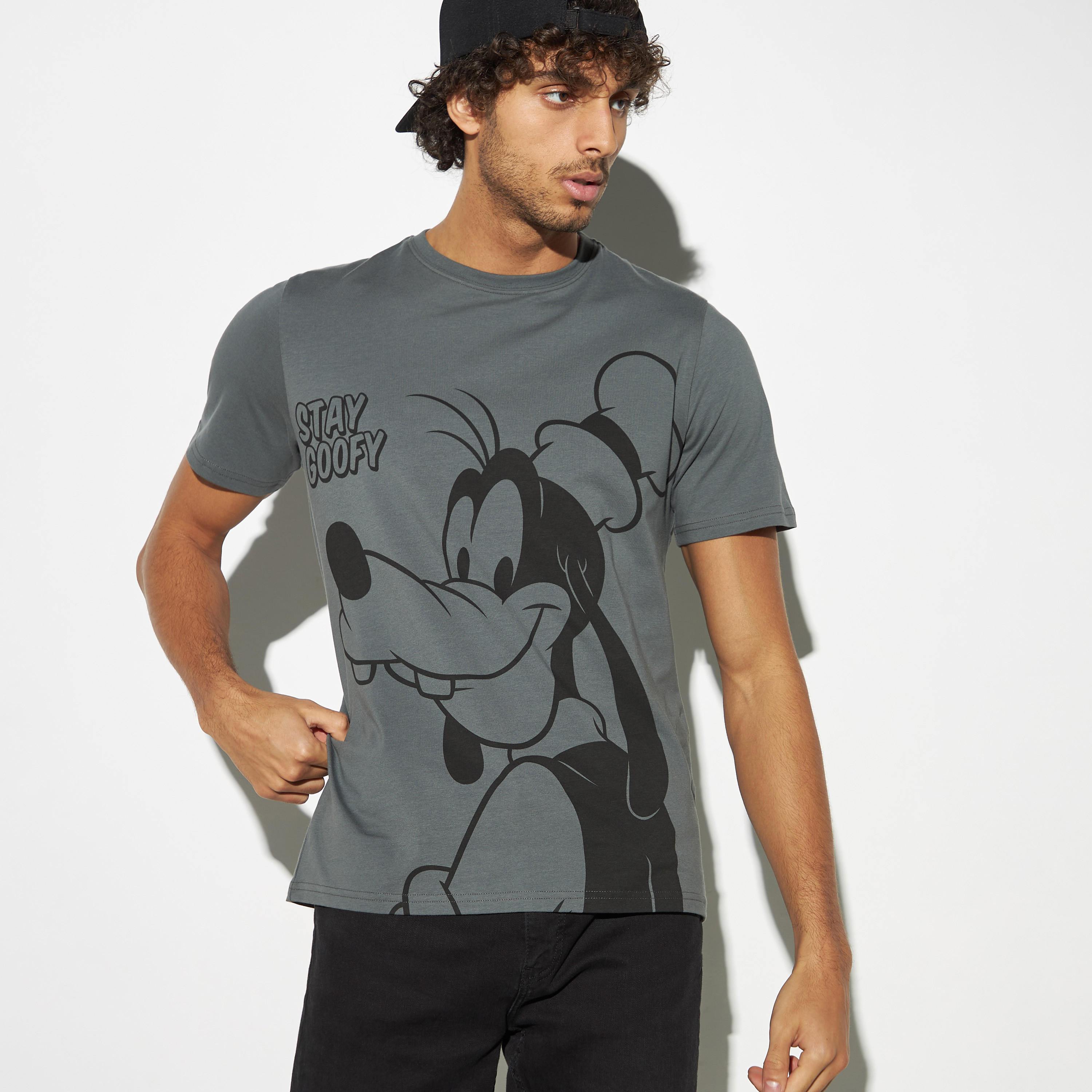 تيشيرت بياقة ضيقة وأكمام قصيرة وطبعات-men-clothing-tshirtsandpolos-tshirts-image-1