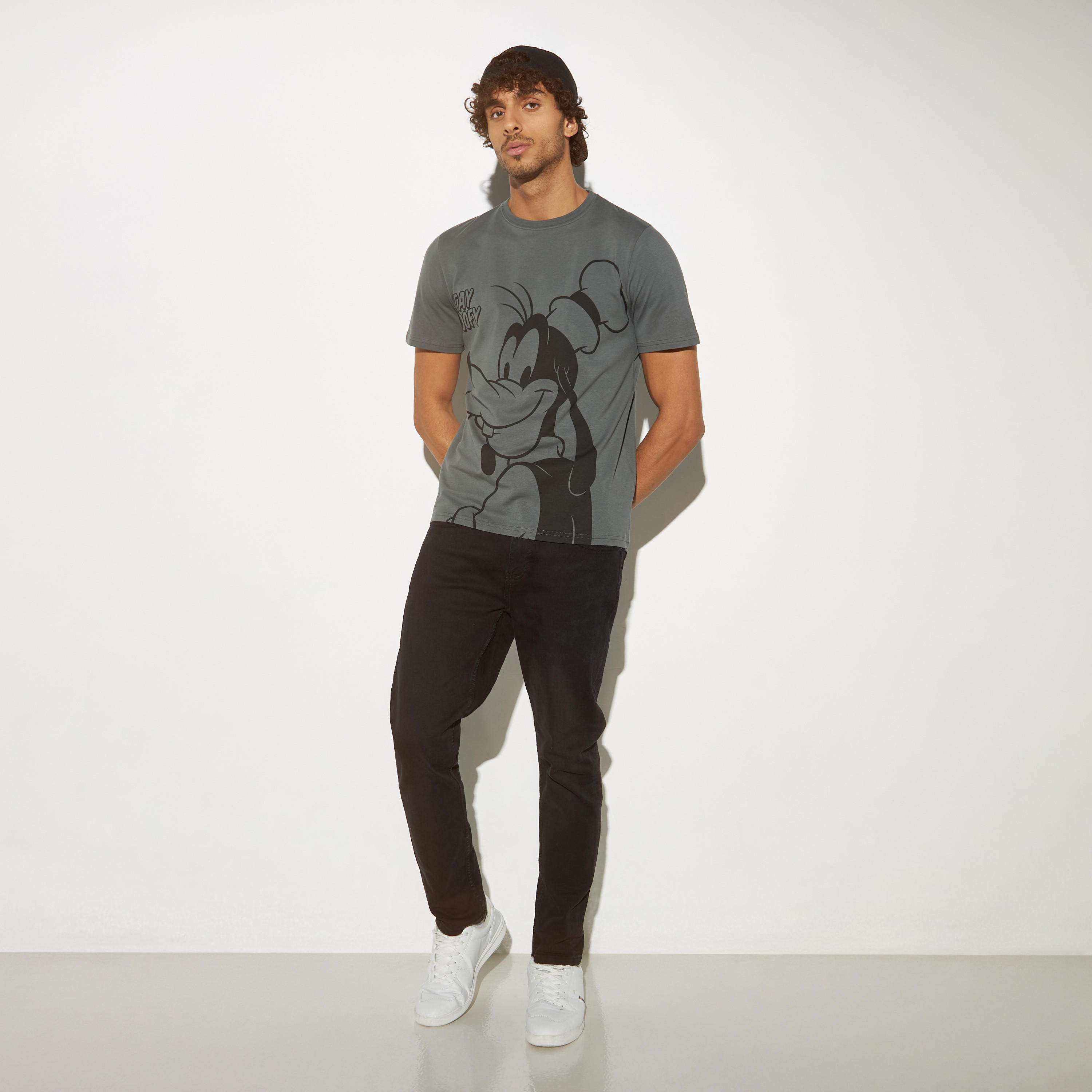 تيشيرت بياقة ضيقة وأكمام قصيرة وطبعات-men-clothing-tshirtsandpolos-tshirts-image-2
