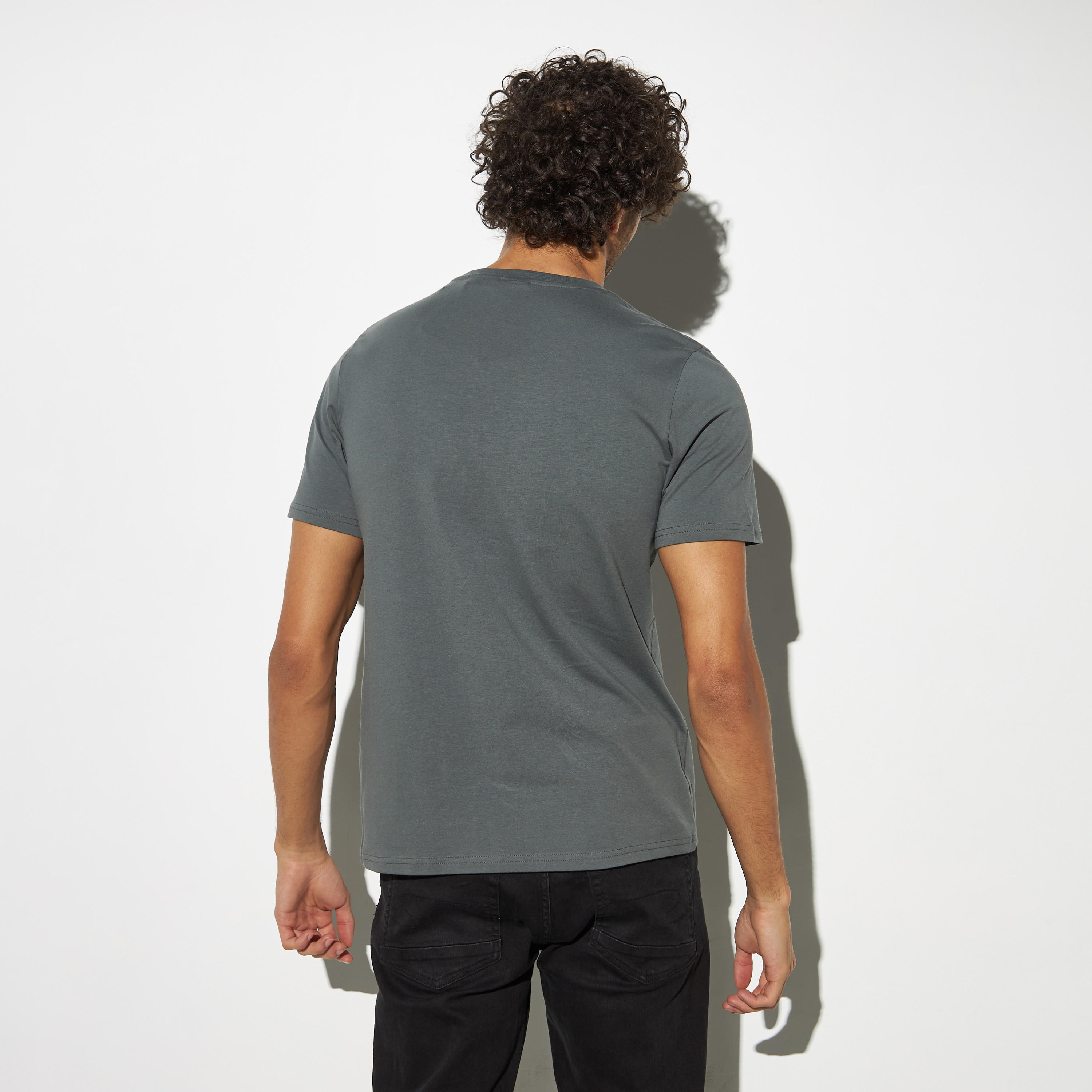 تيشيرت بياقة ضيقة وأكمام قصيرة وطبعات-men-clothing-tshirtsandpolos-tshirts-image-3