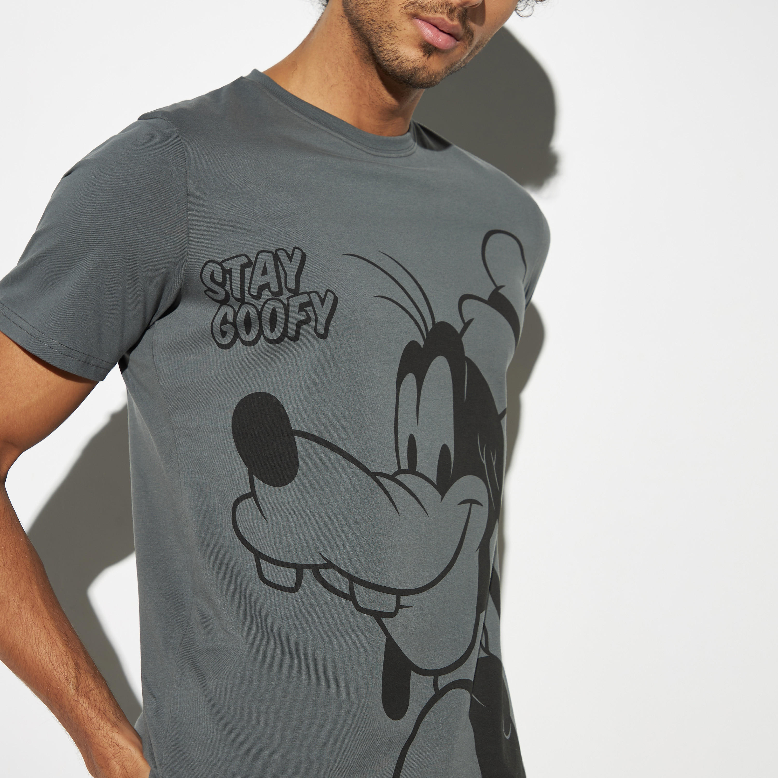 تيشيرت بياقة ضيقة وأكمام قصيرة وطبعات-men-clothing-tshirtsandpolos-tshirts-image-4
