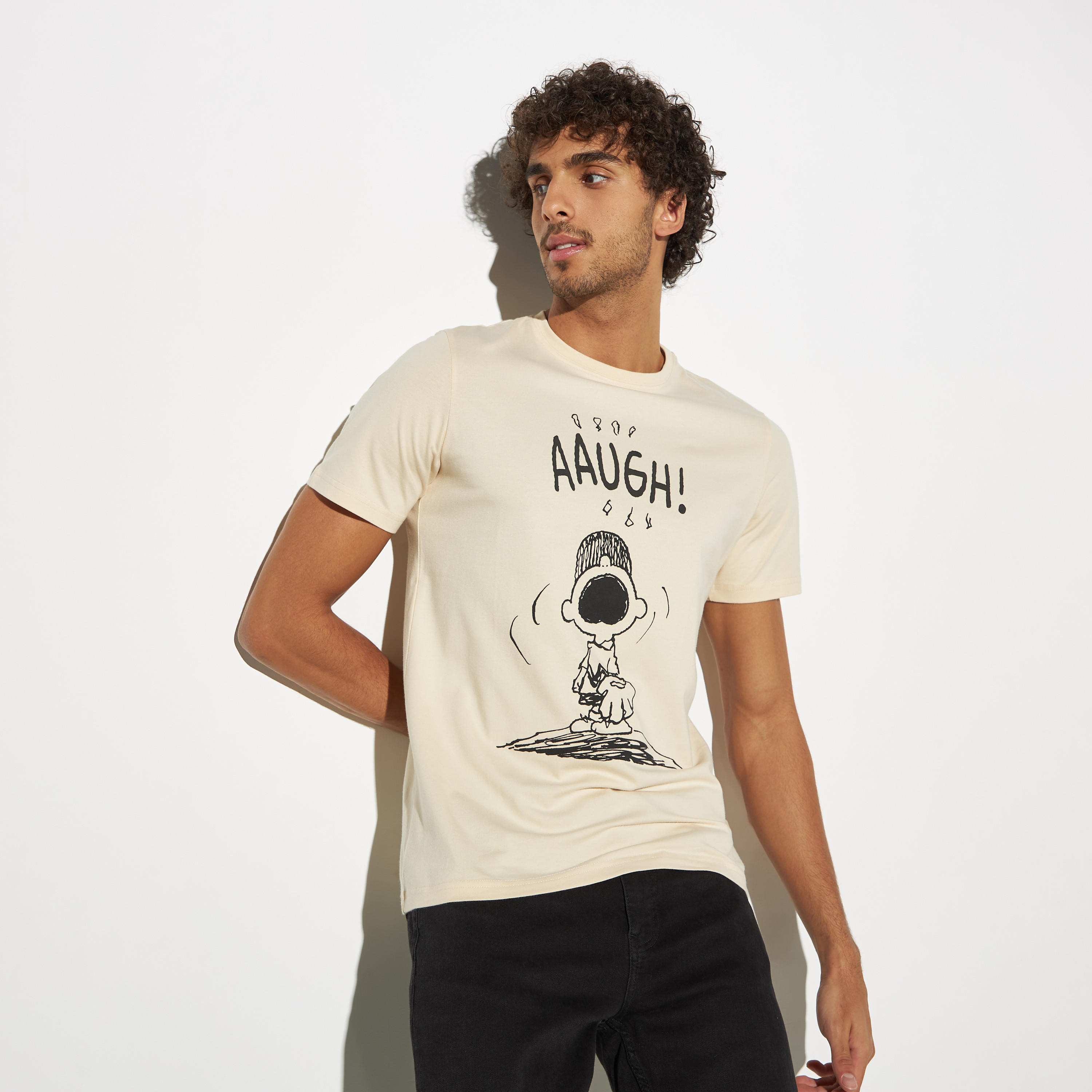 تيشيرت بياقة ضيقة وأكمام قصيرة وطبعات من بيناتس-men-clothing-tshirtsandpolos-tshirts-image-1