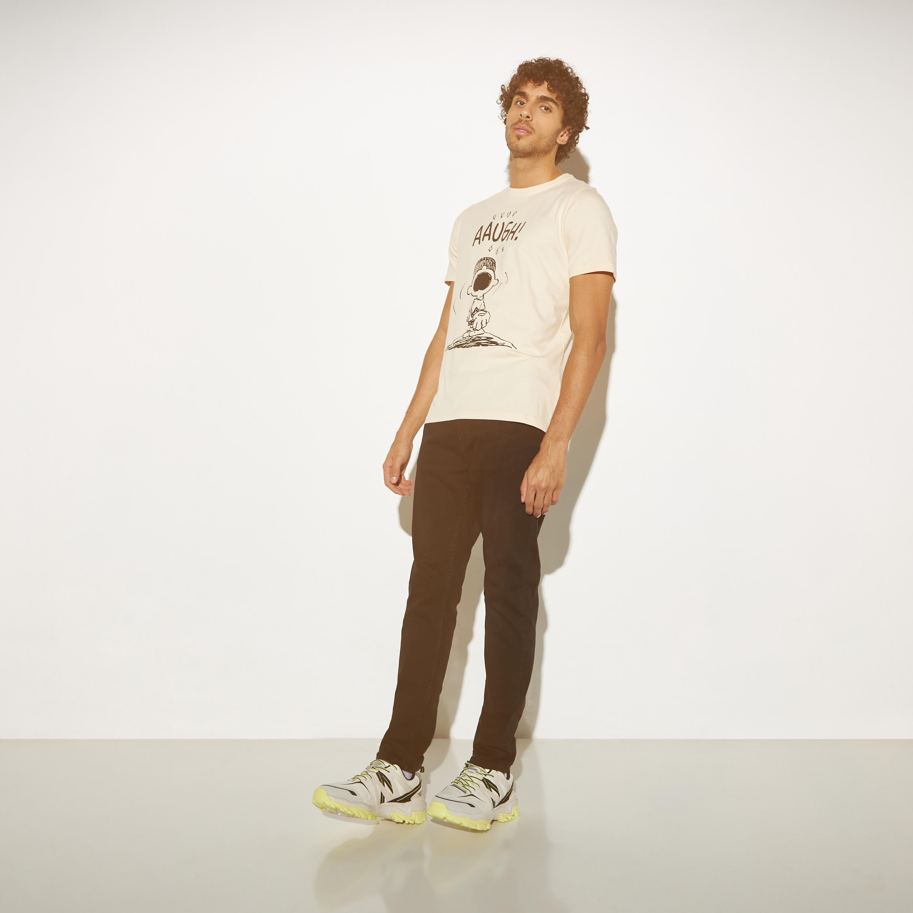 تيشيرت بياقة ضيقة وأكمام قصيرة وطبعات من بيناتس-men-clothing-tshirtsandpolos-tshirts-image-2