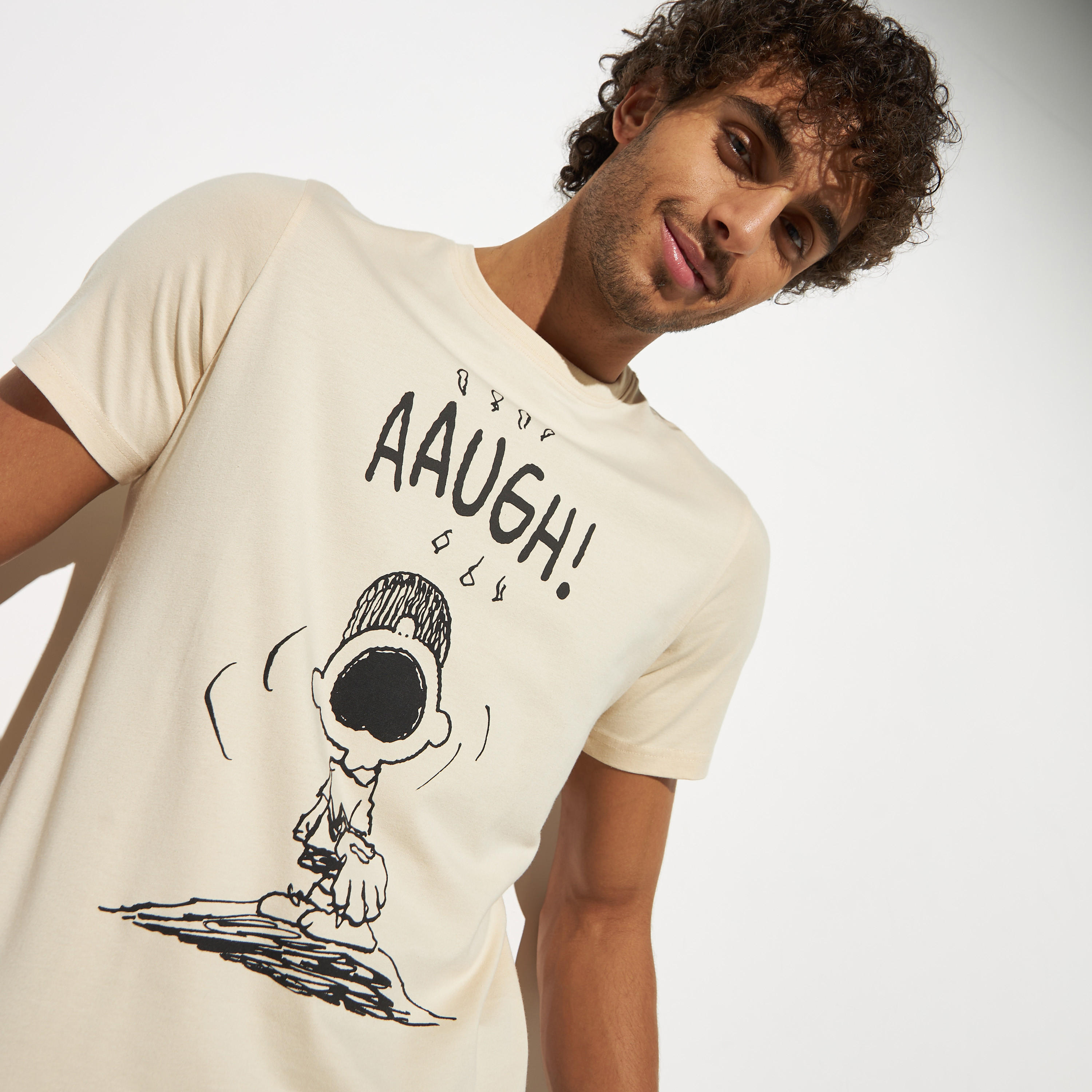 تيشيرت بياقة ضيقة وأكمام قصيرة وطبعات من بيناتس-men-clothing-tshirtsandpolos-tshirts-image-3