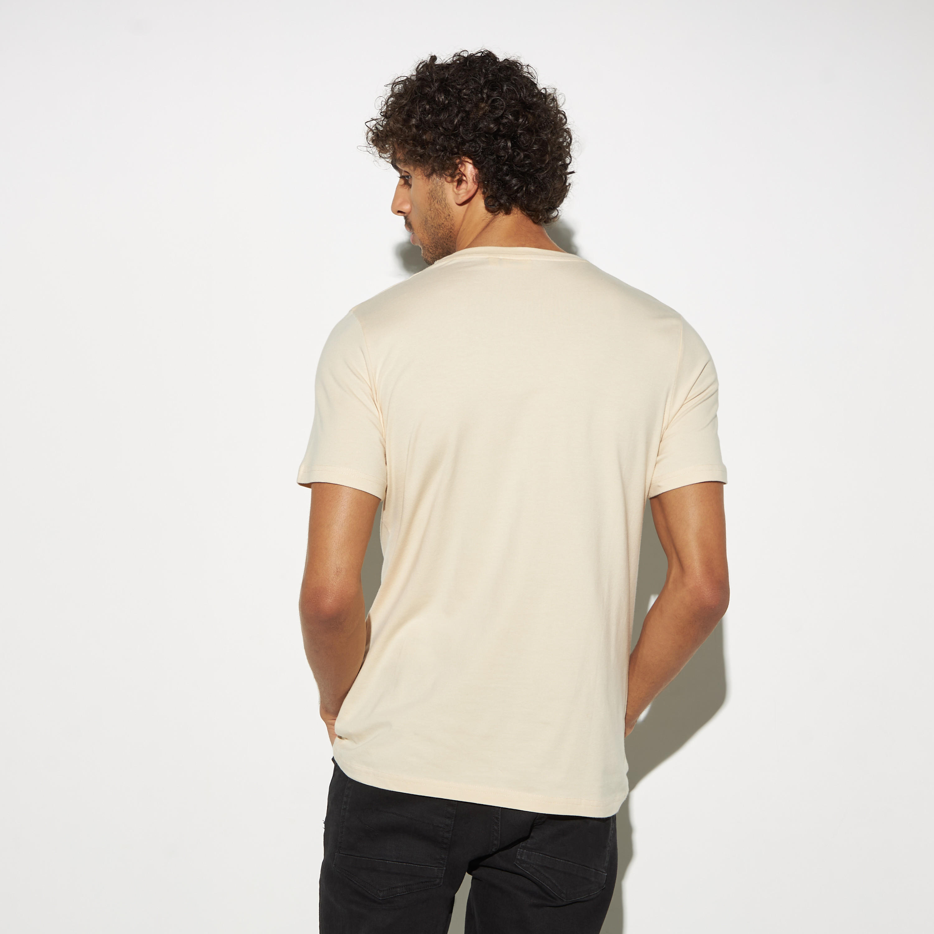 تيشيرت بياقة ضيقة وأكمام قصيرة وطبعات من بيناتس-men-clothing-tshirtsandpolos-tshirts-image-4