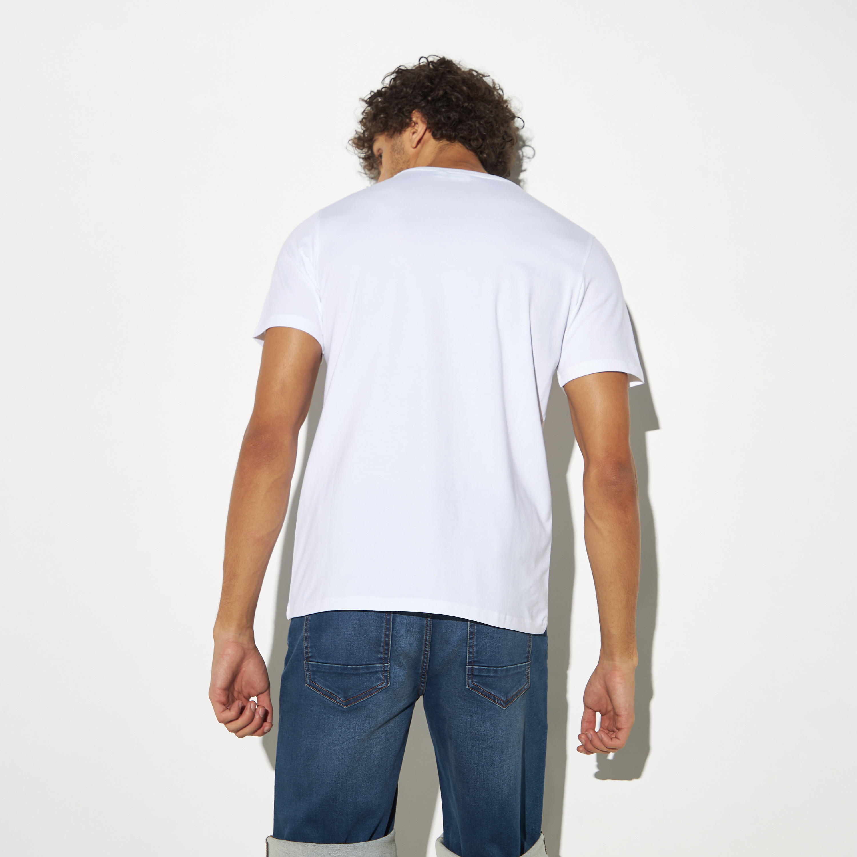 تيشيرت بياقة ضيّقة وأكمام قصيرة وطبعات-men-clothing-tshirtsandpolos-tshirts-image-3