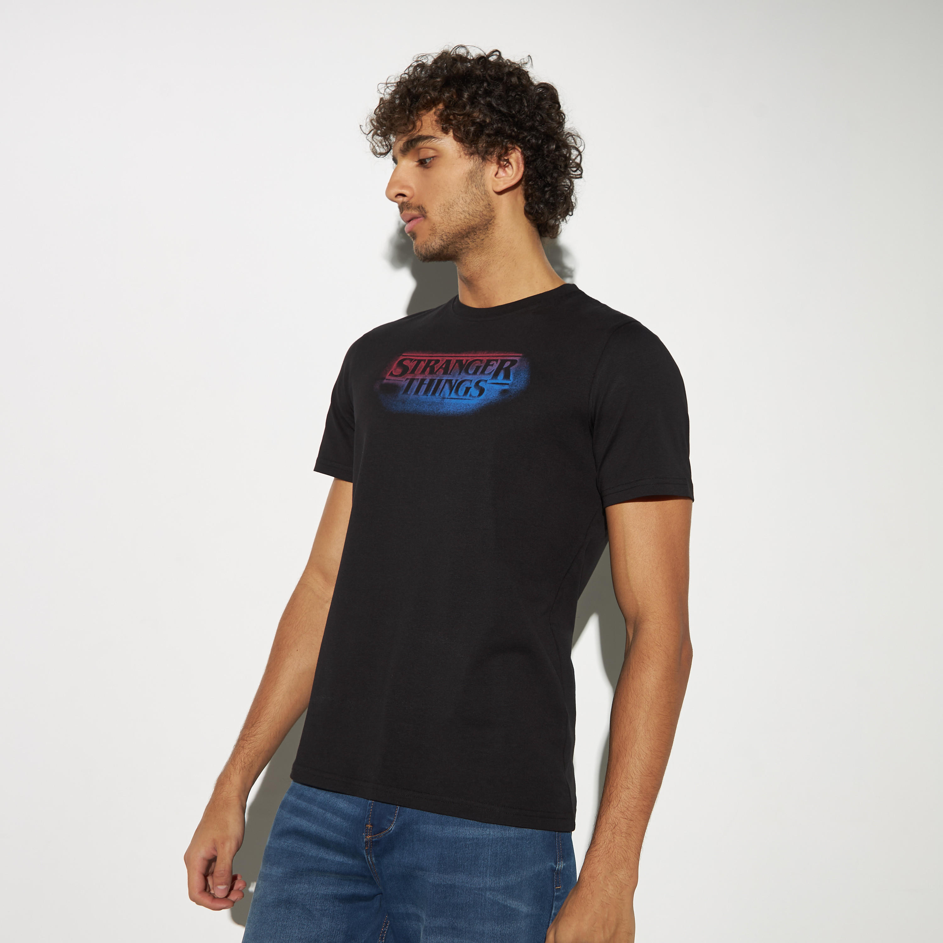 تيشيرت بياقة ضيقة وأكمام قصيرة وطبعات-men-clothing-tshirtsandpolos-tshirts-image-1