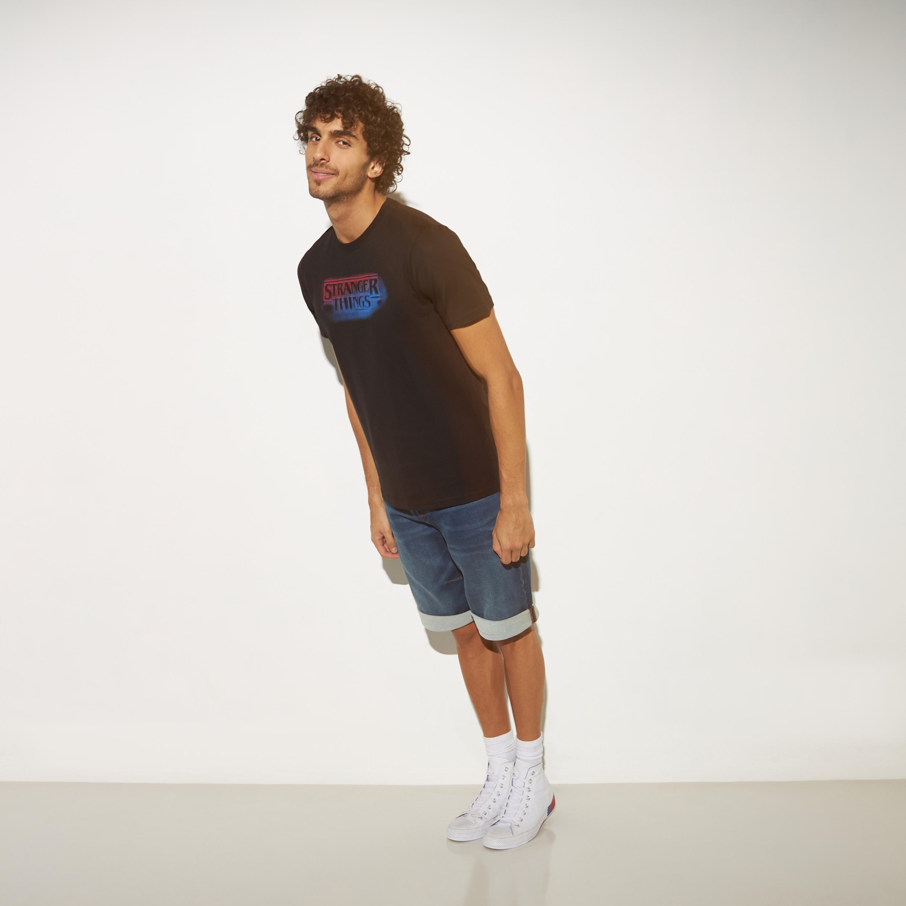 تيشيرت بياقة ضيقة وأكمام قصيرة وطبعات-men-clothing-tshirtsandpolos-tshirts-image-2