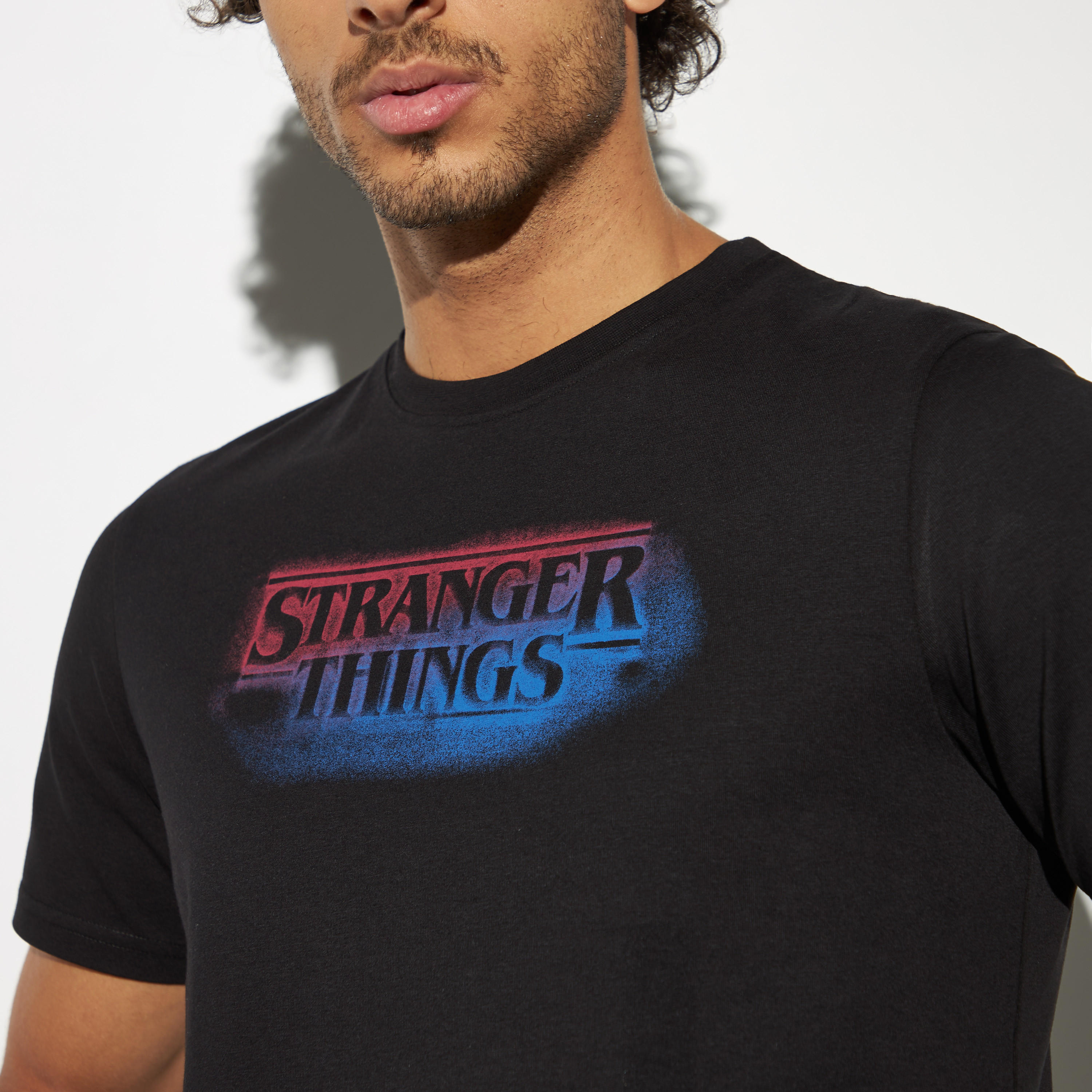 تيشيرت بياقة ضيقة وأكمام قصيرة وطبعات-men-clothing-tshirtsandpolos-tshirts-image-3