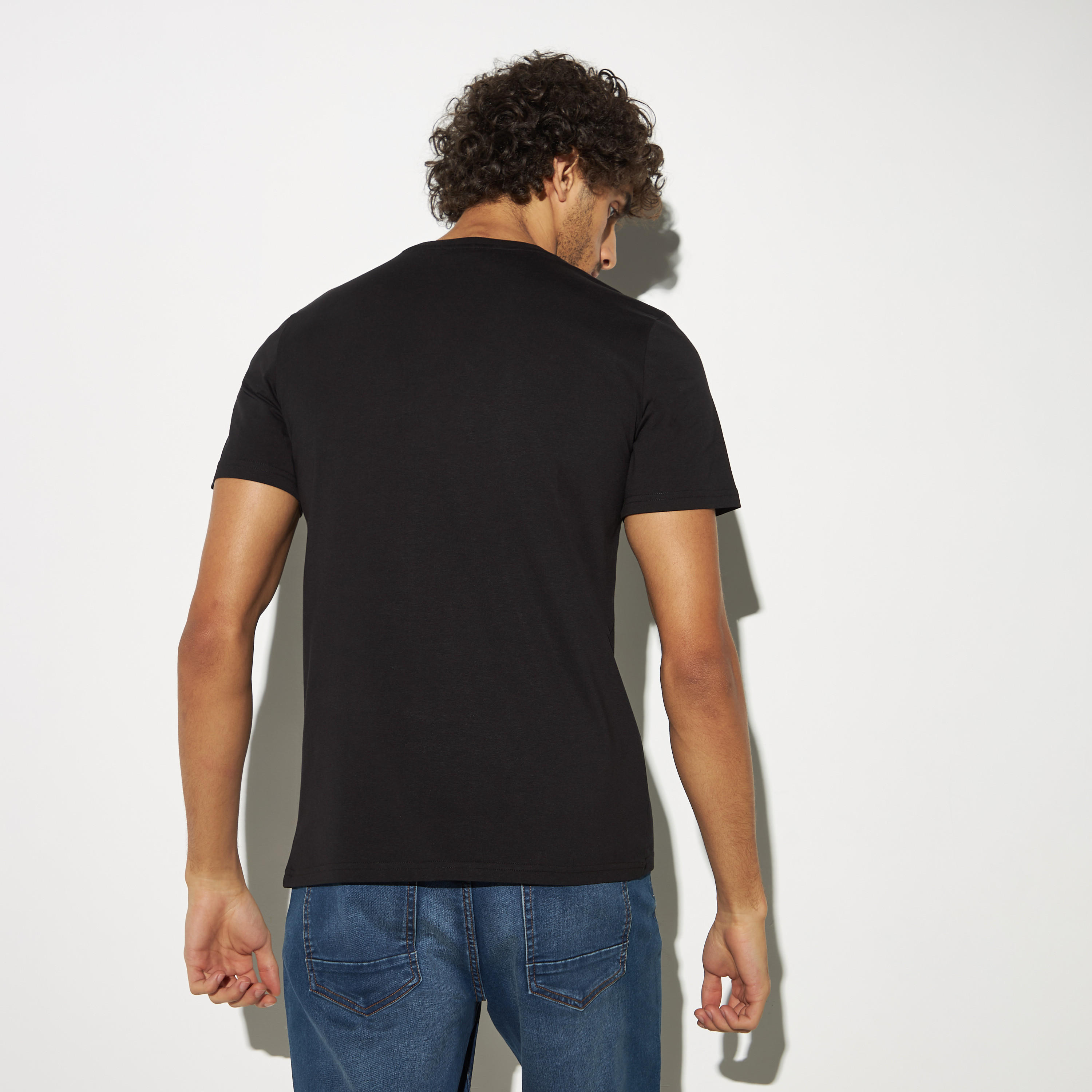 تيشيرت بياقة ضيقة وأكمام قصيرة وطبعات-men-clothing-tshirtsandpolos-tshirts-image-4