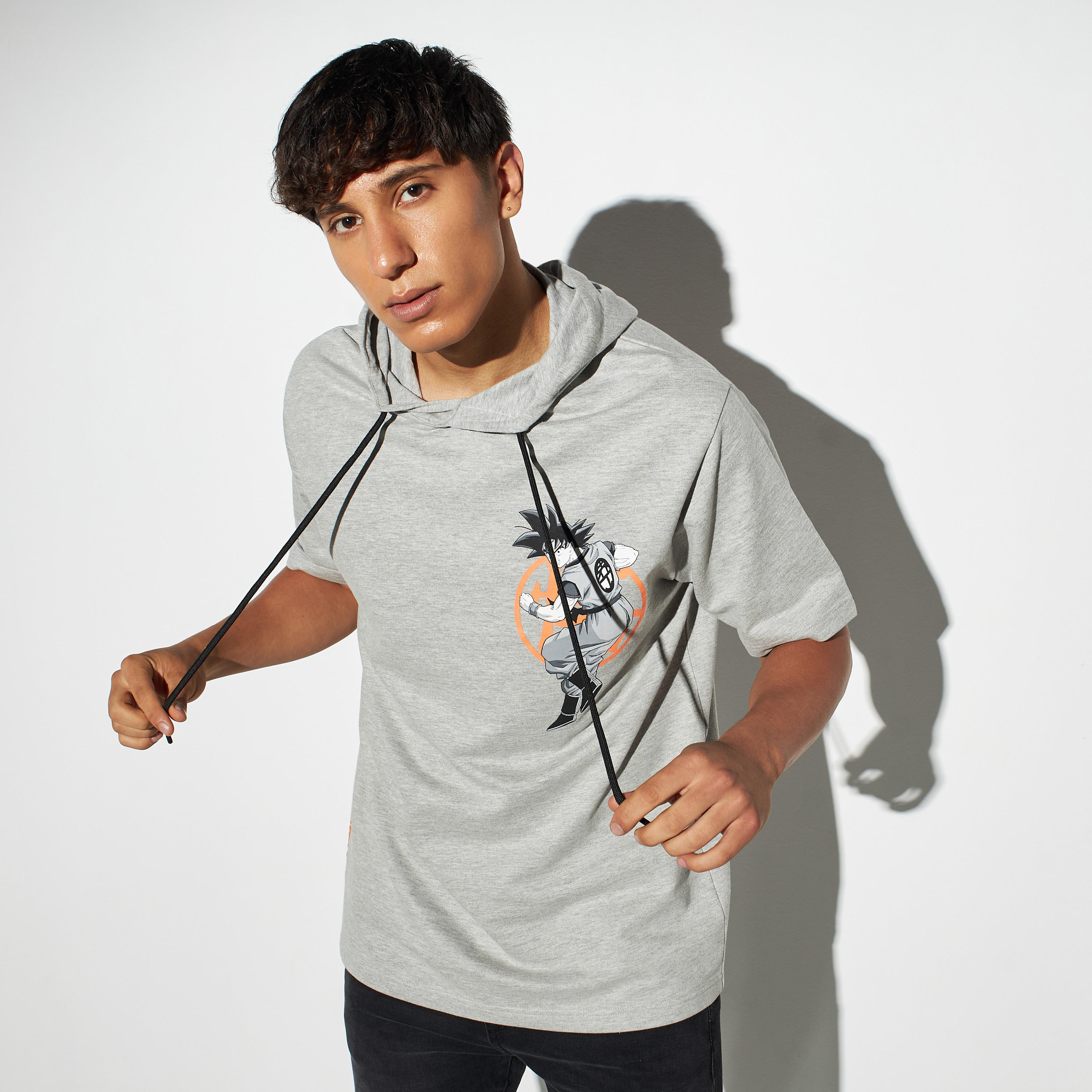 تيشيرت بقبعة وأكمام قصيرة وطبعات-men-clothing-tshirtsandpolos-tshirts-image-3