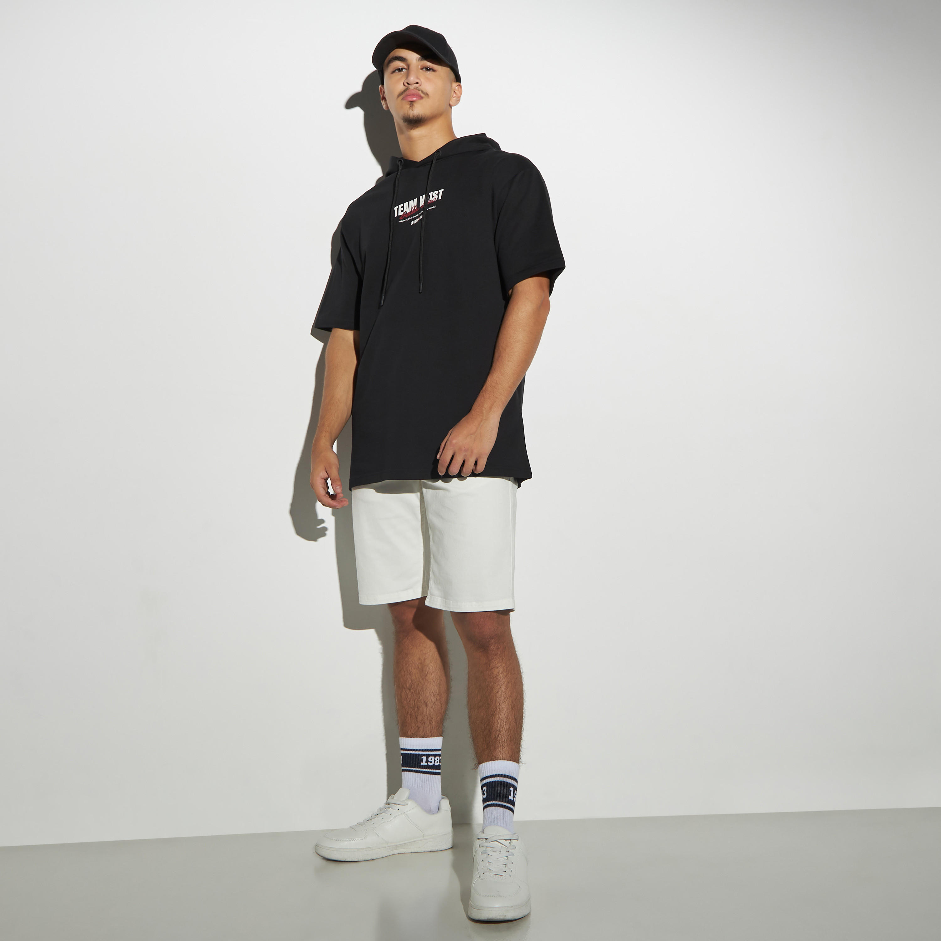 هودي بأكمام قصيرة وطبعات-men-clothing-tshirtsandpolos-tshirts-image-2