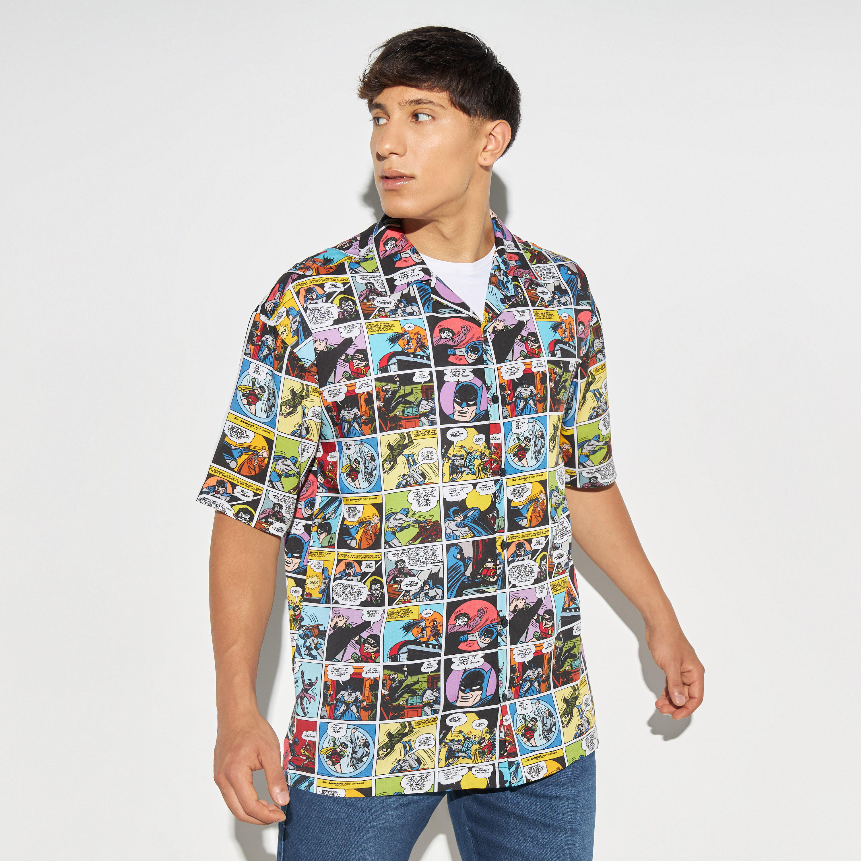 قميص ريزورت بياقة كامب وأكمام قصيرة وطبعات باتمان-men-clothing-shirts-image-1