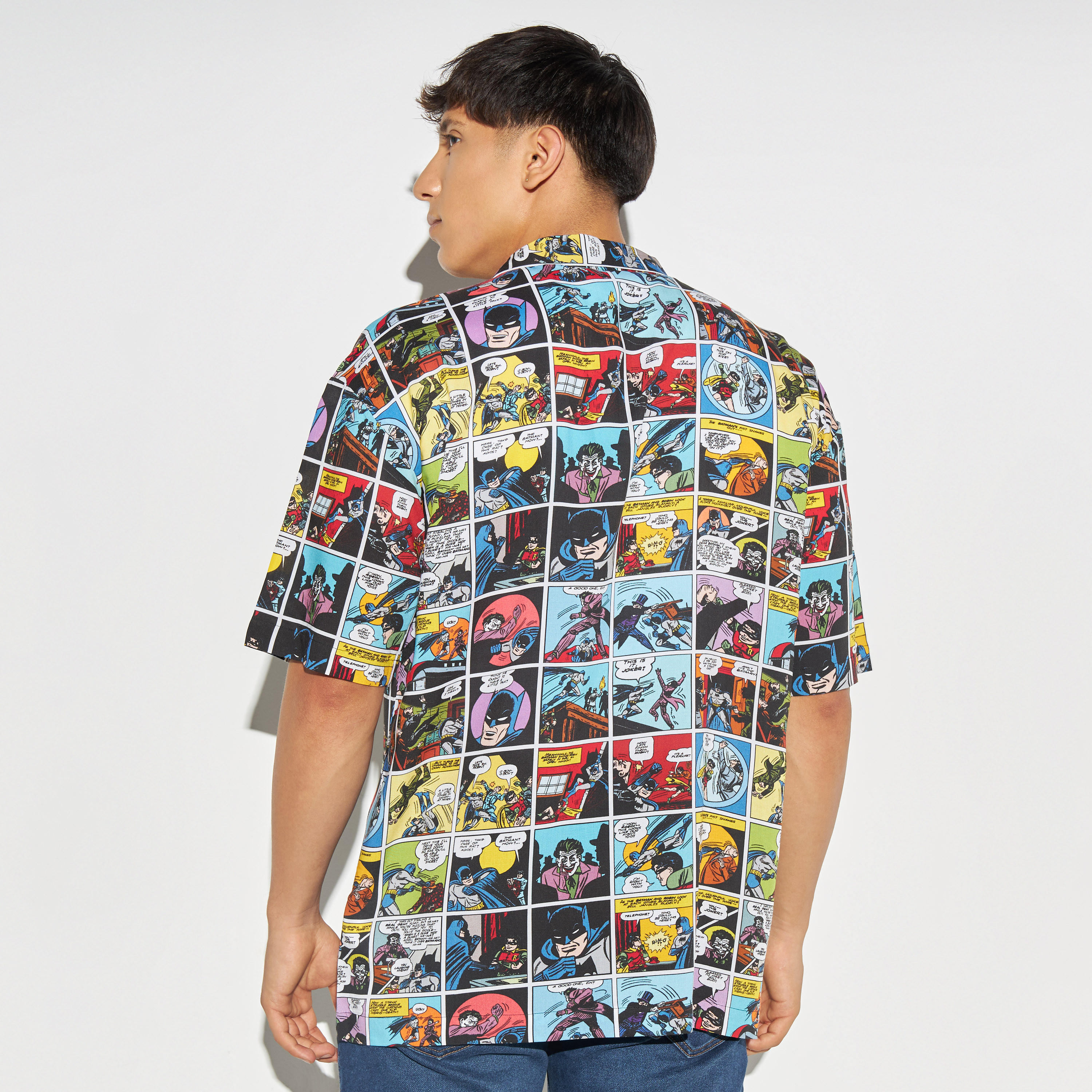 قميص ريزورت بياقة كامب وأكمام قصيرة وطبعات باتمان-men-clothing-shirts-image-3