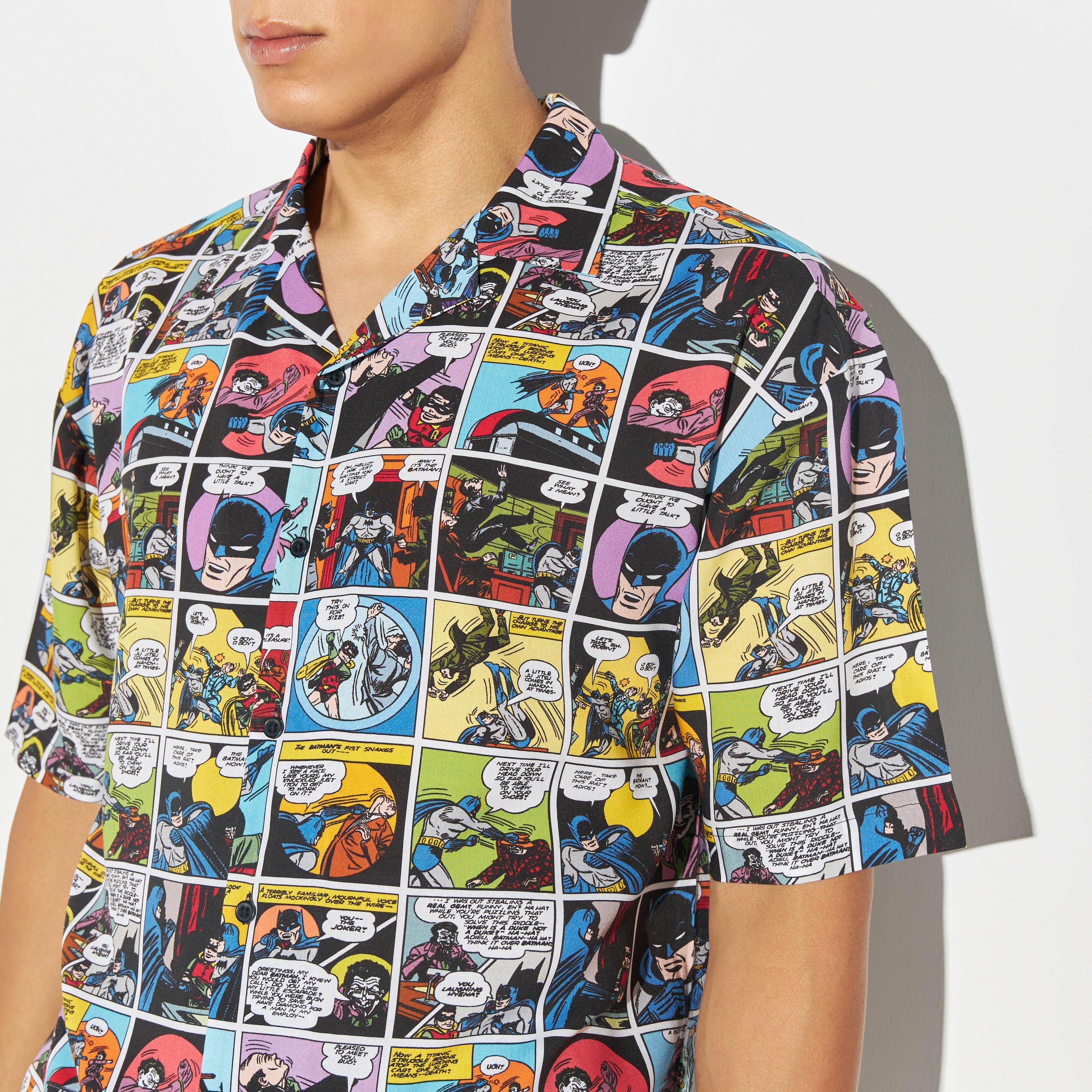 قميص ريزورت بياقة كامب وأكمام قصيرة وطبعات باتمان-men-clothing-shirts-image-4