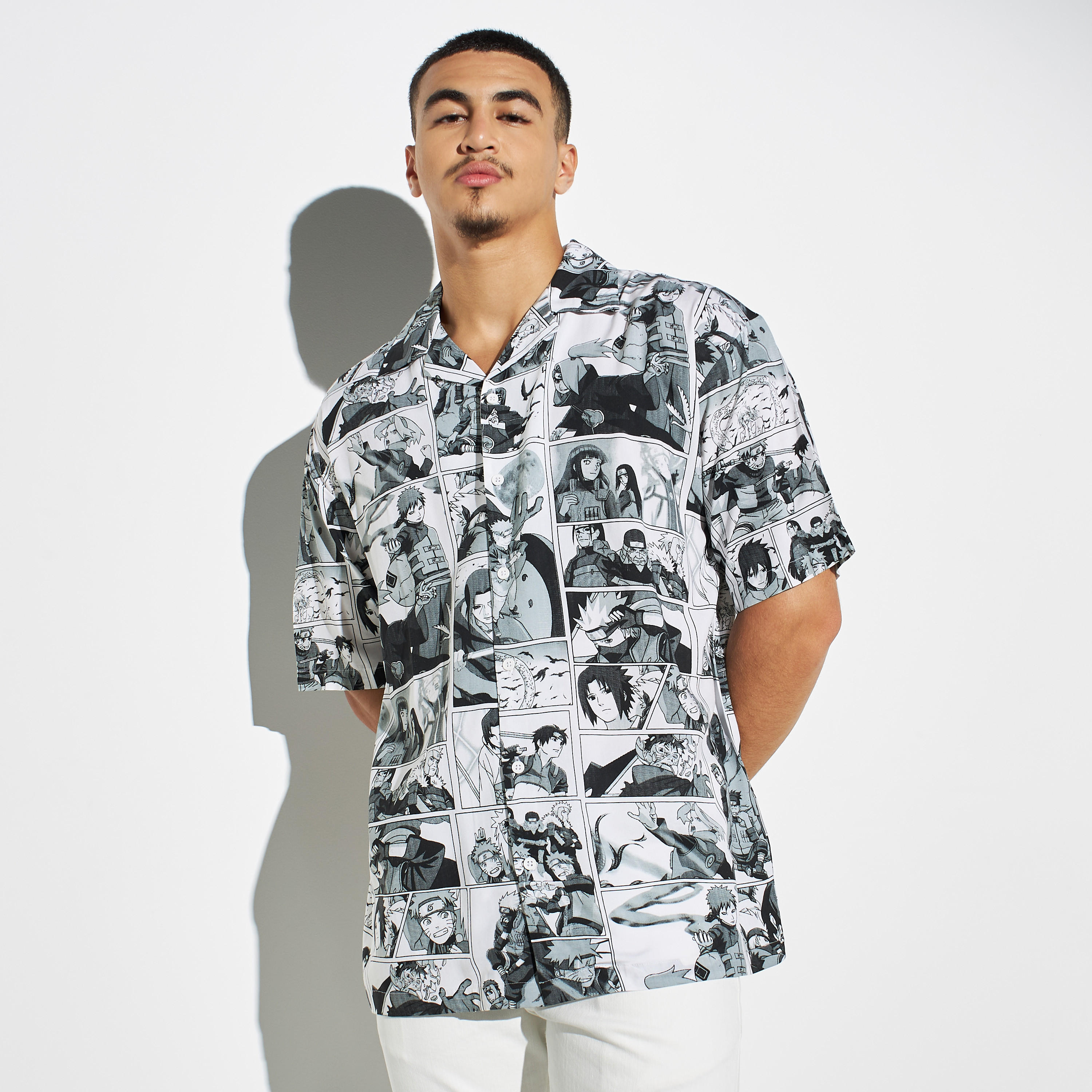 قميص بطبعات وياقة كامب وأكمام قصيرة-men-clothing-shirts-image-4