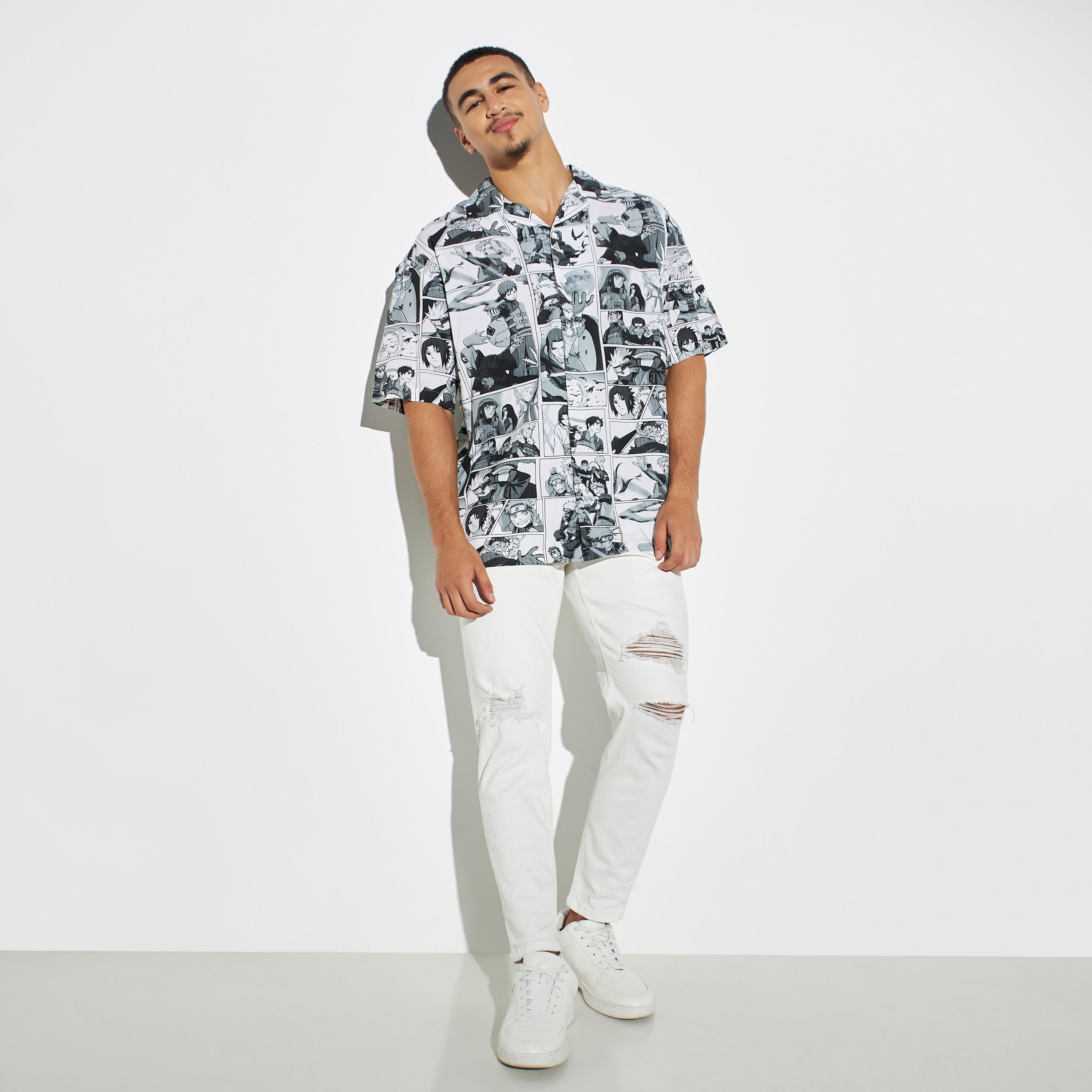 قميص بطبعات وياقة كامب وأكمام قصيرة-men-clothing-shirts-image-3