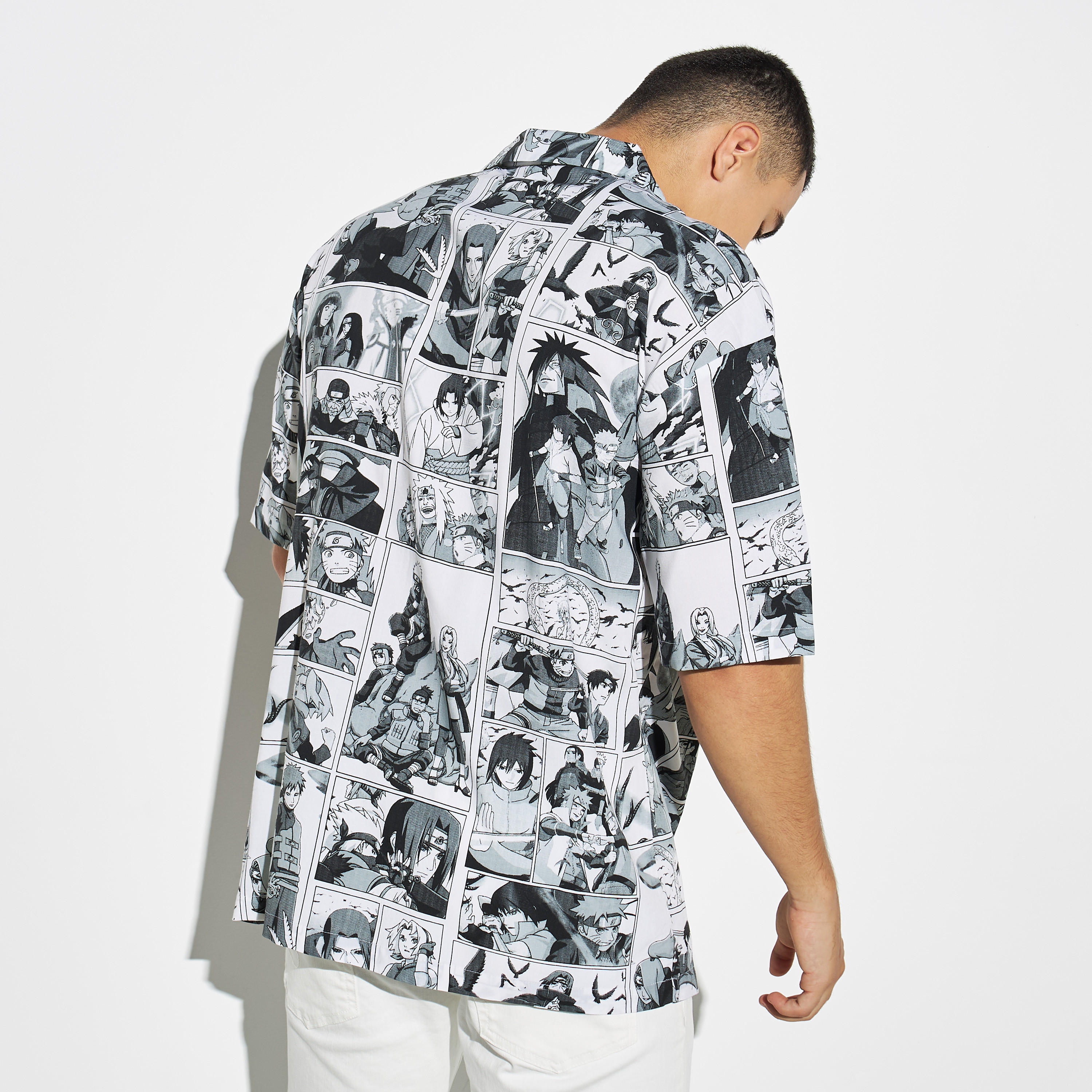 قميص بطبعات وياقة كامب وأكمام قصيرة-men-clothing-shirts-image-2