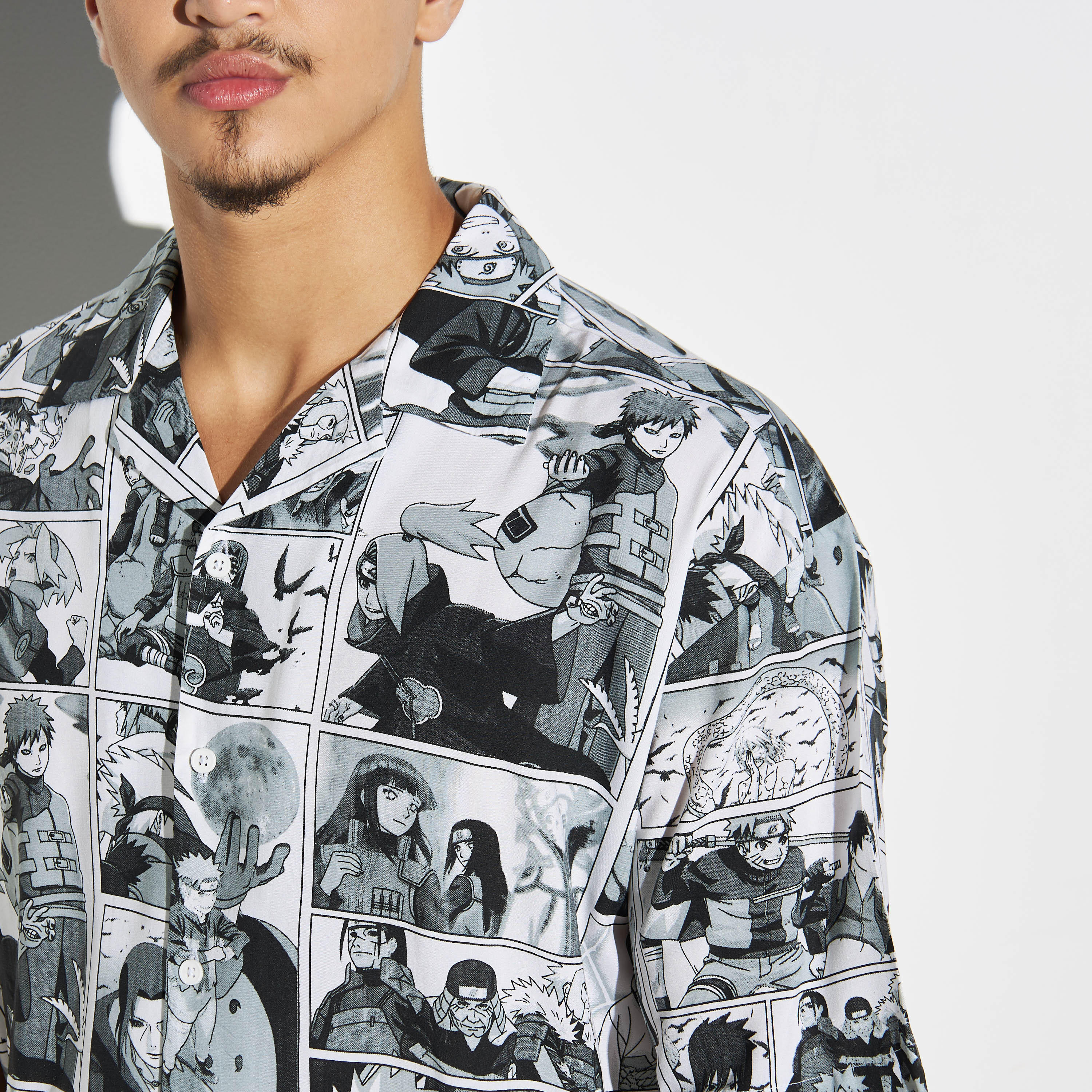 قميص بطبعات وياقة كامب وأكمام قصيرة-men-clothing-shirts-image-1
