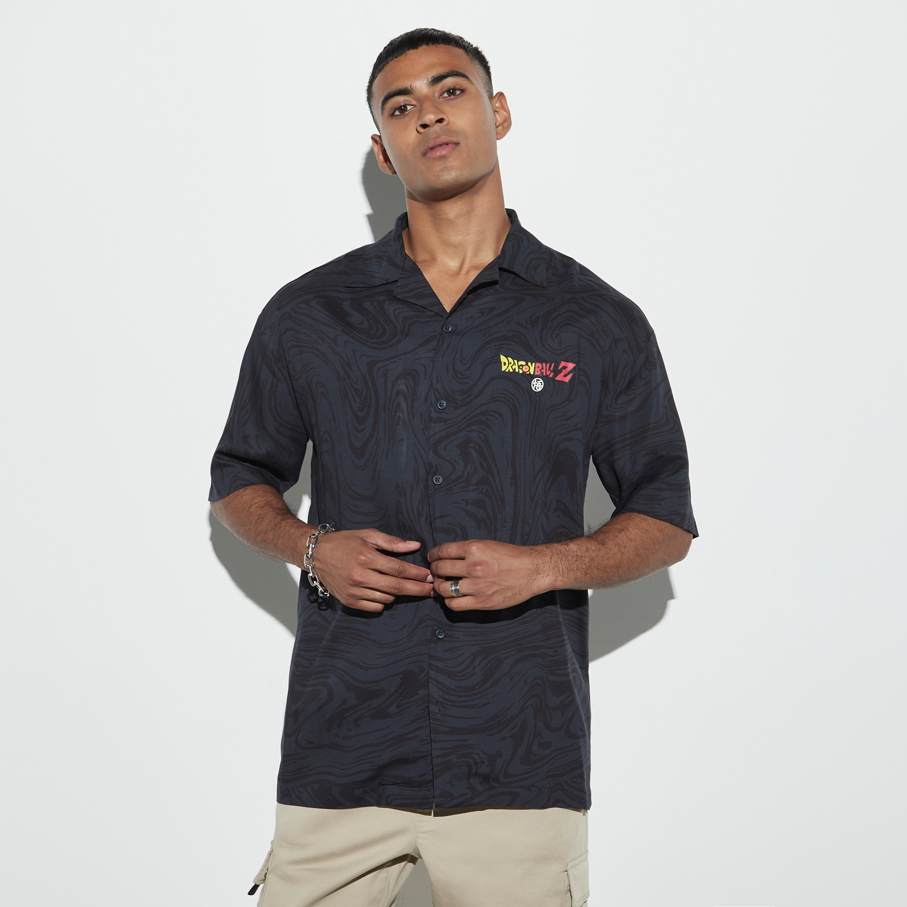 قميص بياقة كامب وأكمام قصيرة وطبعات-men-clothing-shirts-image-3