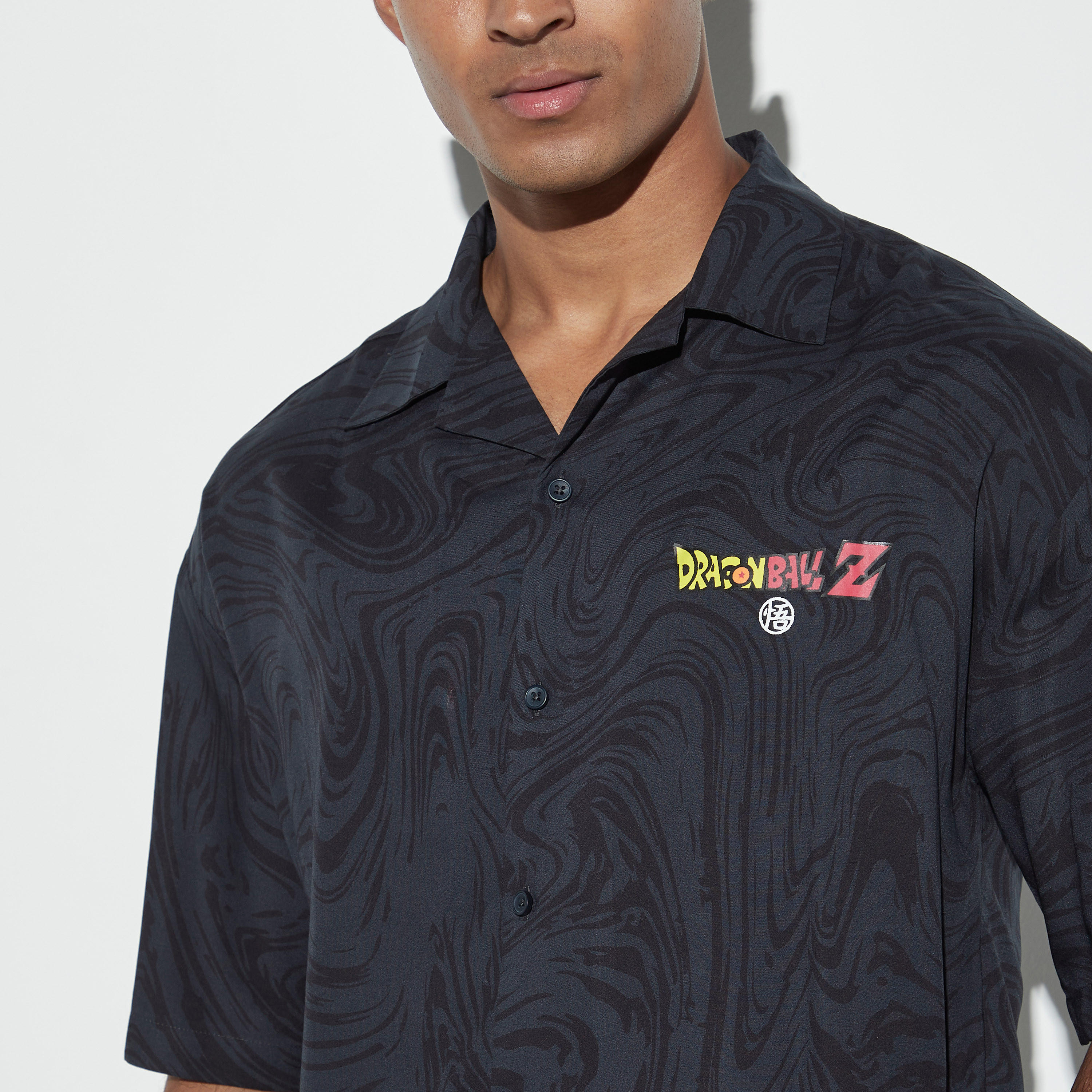 قميص بياقة كامب وأكمام قصيرة وطبعات-men-clothing-shirts-image-4