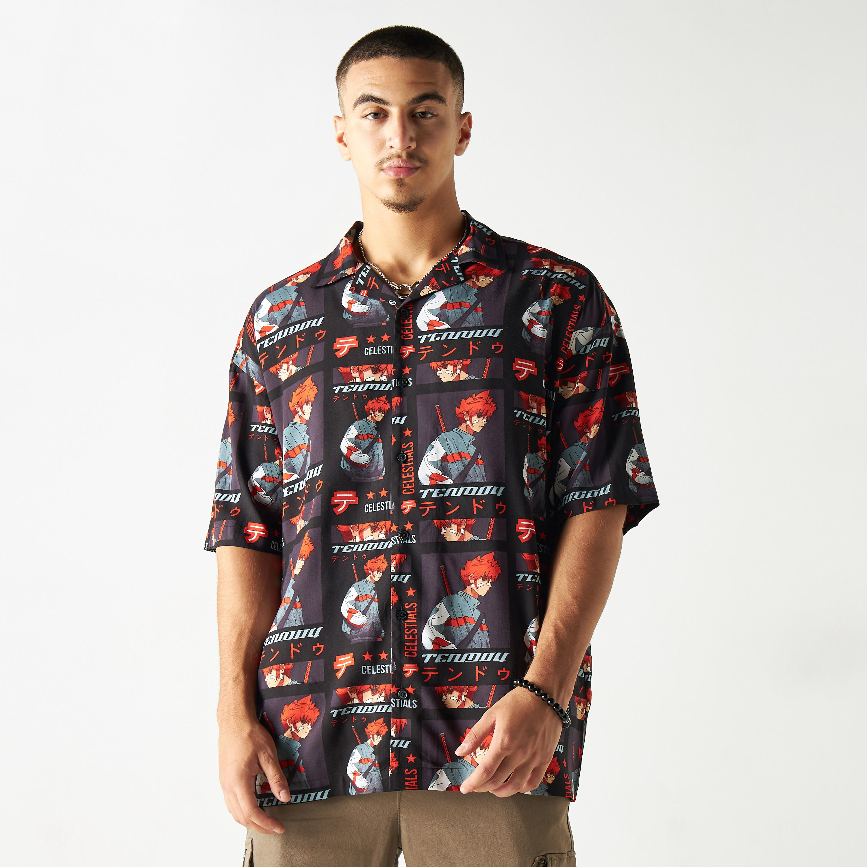 قميص بطبعات بياقة كامب وأكمام قصيرة-men-clothing-shirts-image-1