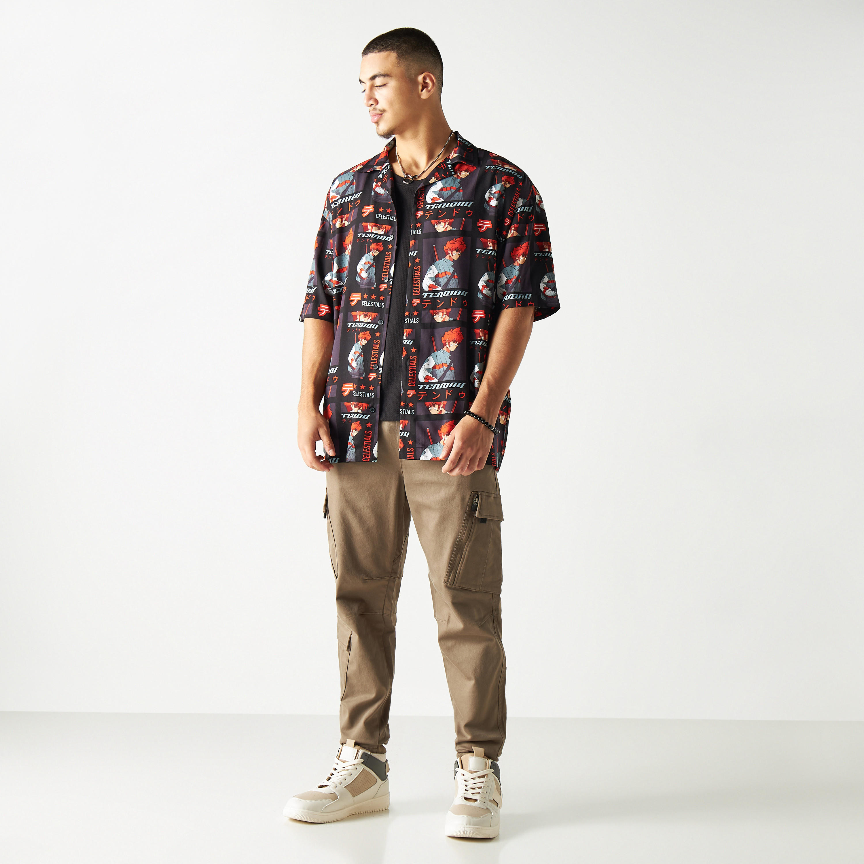 قميص بطبعات بياقة كامب وأكمام قصيرة-men-clothing-shirts-image-2