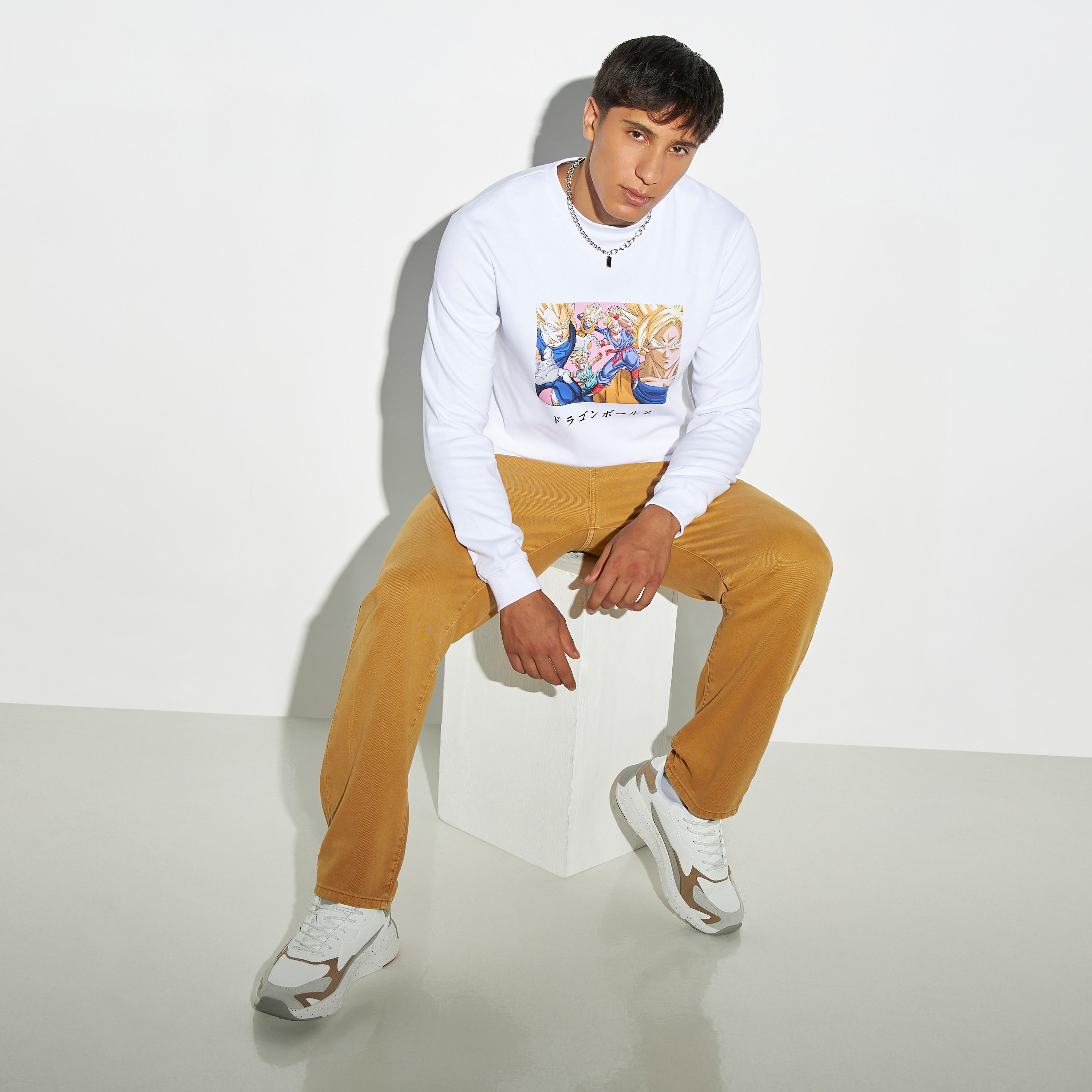 سويت شيرت بياقة ضيقة وأكمام طويلة وطبعات-men-winterwear-hoodiesandsweatshirts-image-2