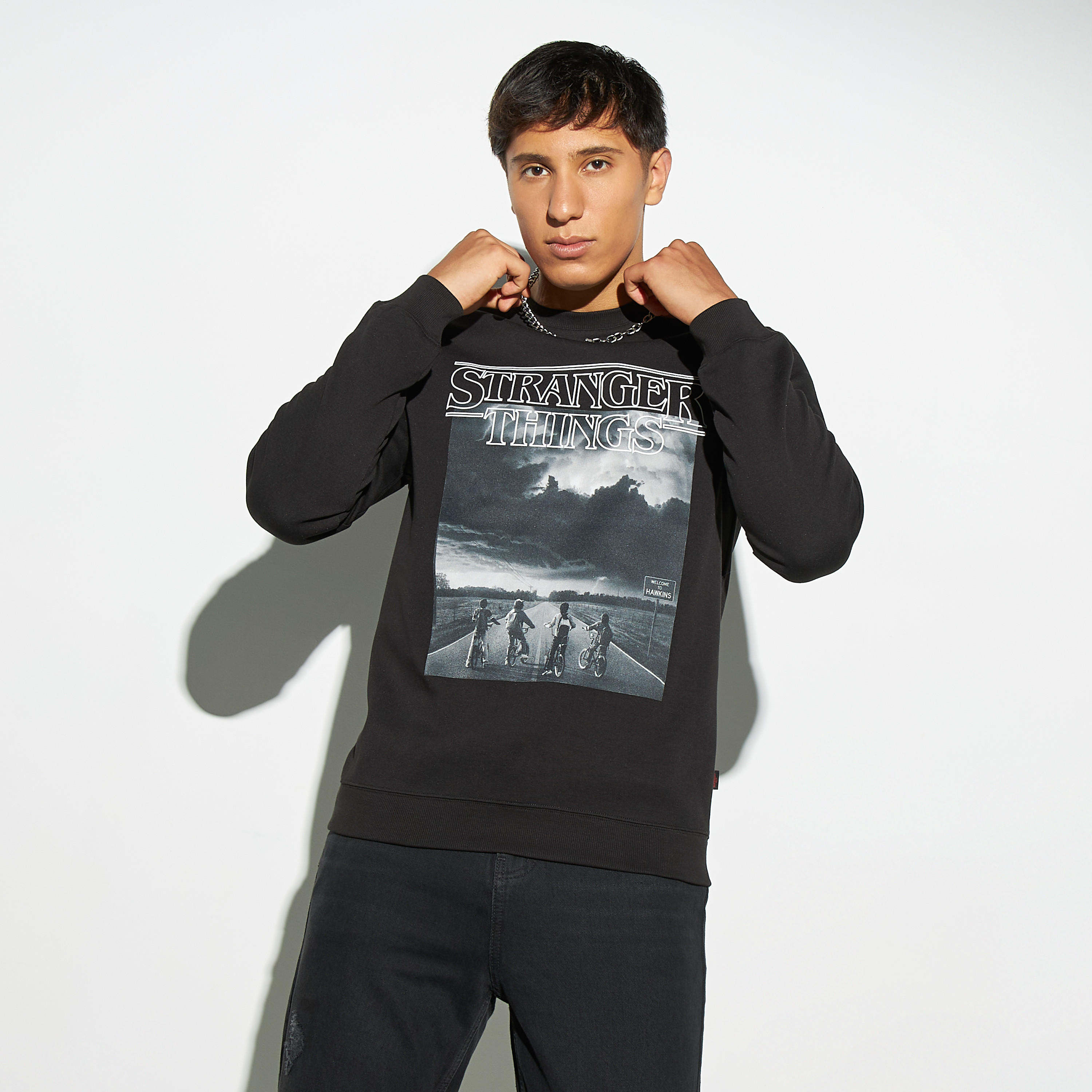 سويت شيرت بياقة ضيقة وأكمام طويلة وطبعات-men-winterwear-hoodiesandsweatshirts-image-1