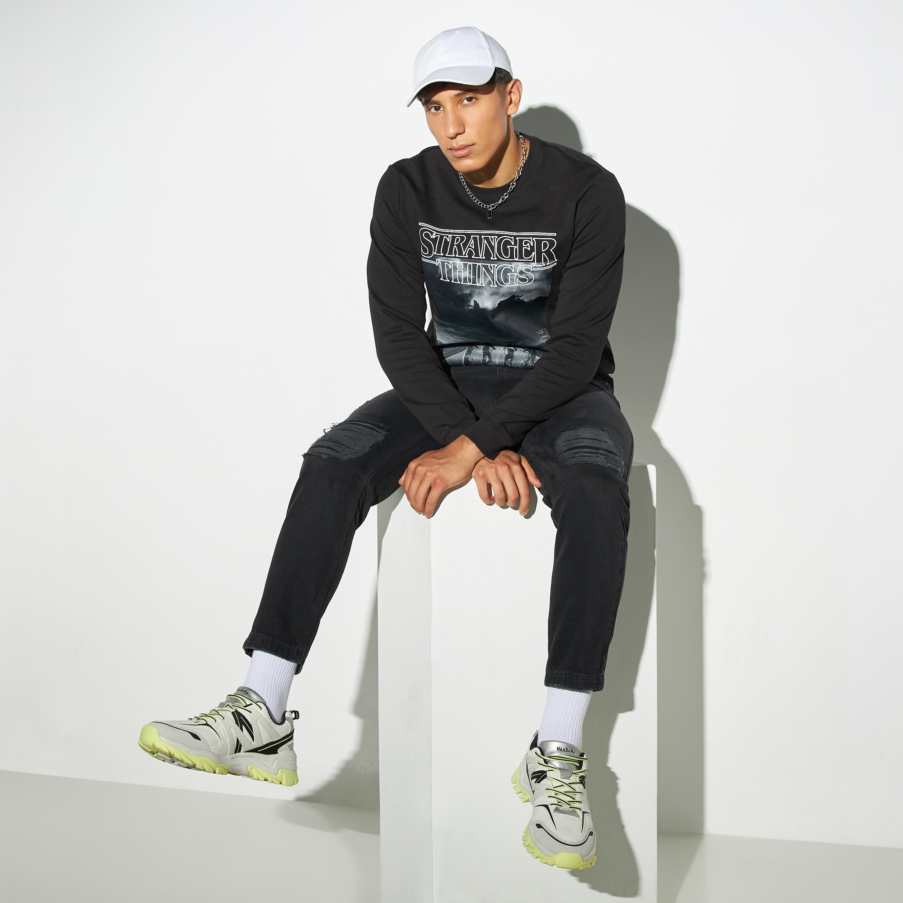 سويت شيرت بياقة ضيقة وأكمام طويلة وطبعات-men-winterwear-hoodiesandsweatshirts-image-2