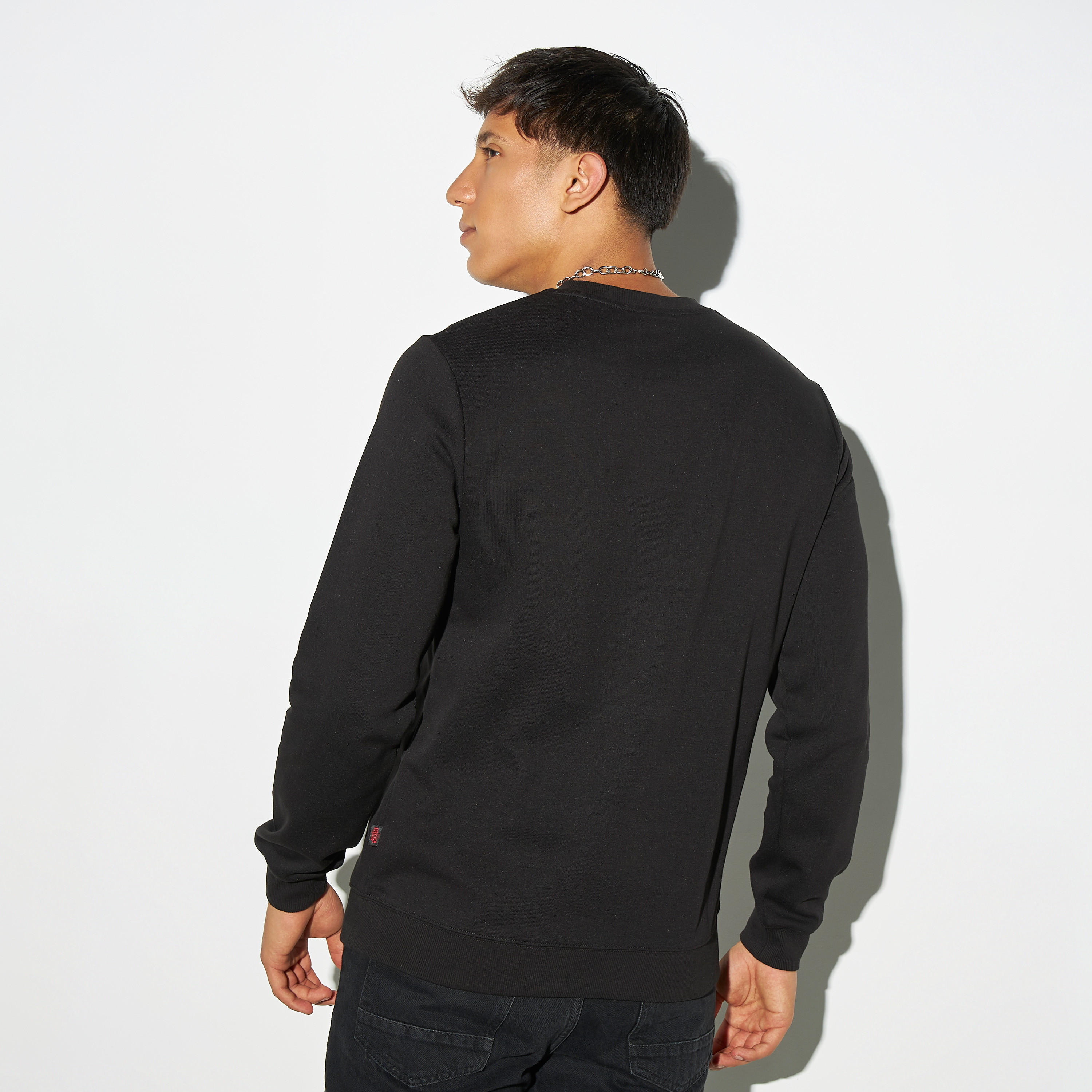سويت شيرت بياقة ضيقة وأكمام طويلة وطبعات-men-winterwear-hoodiesandsweatshirts-image-3