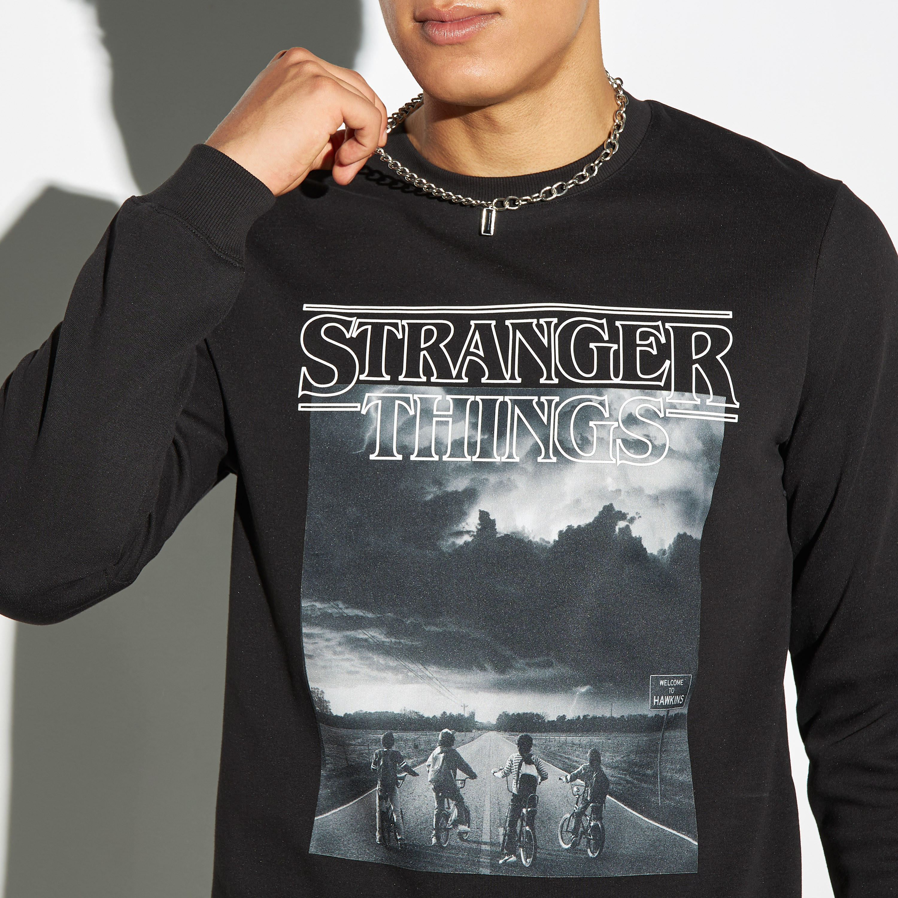 سويت شيرت بياقة ضيقة وأكمام طويلة وطبعات-men-winterwear-hoodiesandsweatshirts-image-4