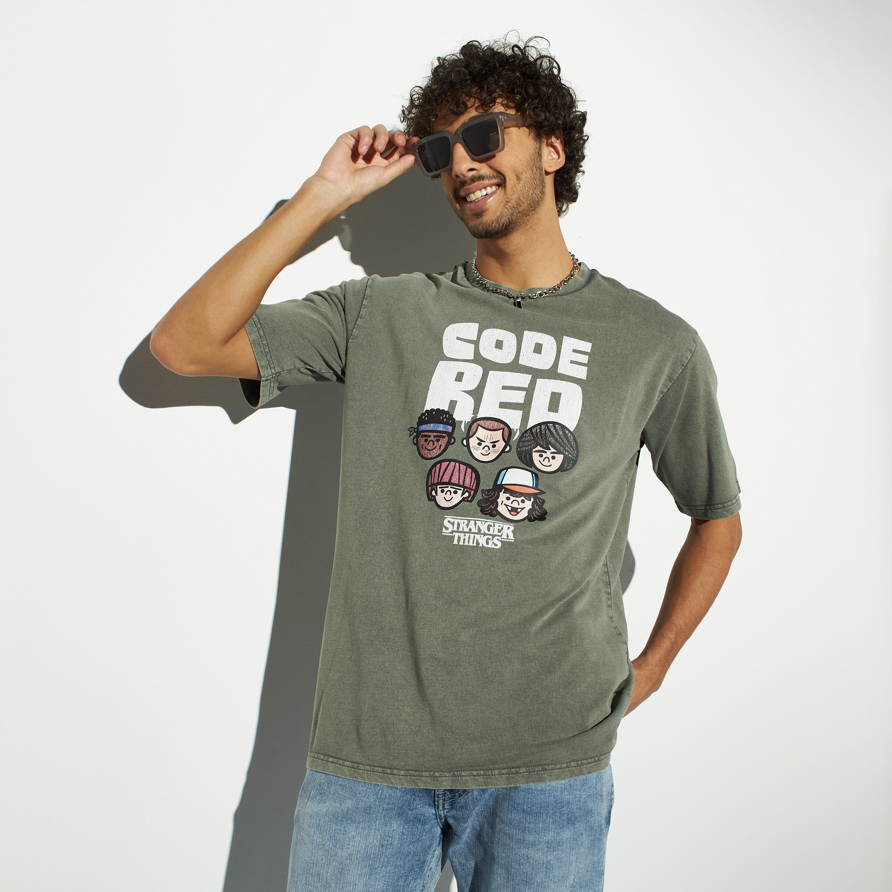 تيشيرت مغسول بالأحماض بياقة ضيّقة وأكمام قصيرة وطبعات-men-clothing-tshirtsandpolos-tshirts-image-1