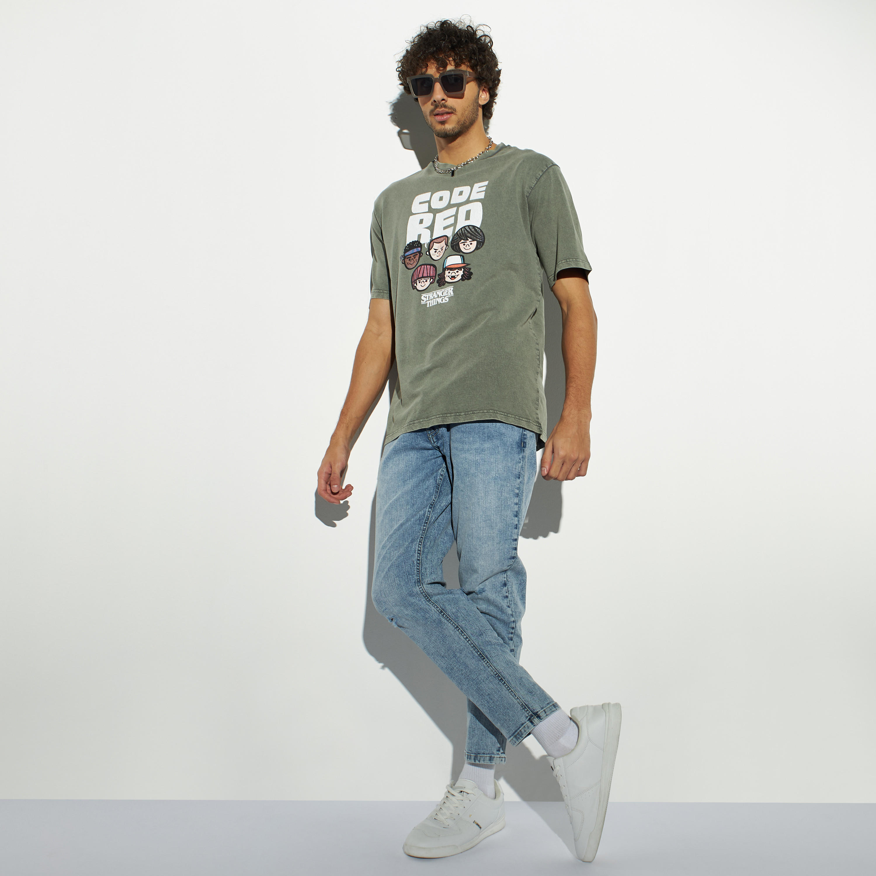 تيشيرت مغسول بالأحماض بياقة ضيّقة وأكمام قصيرة وطبعات-men-clothing-tshirtsandpolos-tshirts-image-2