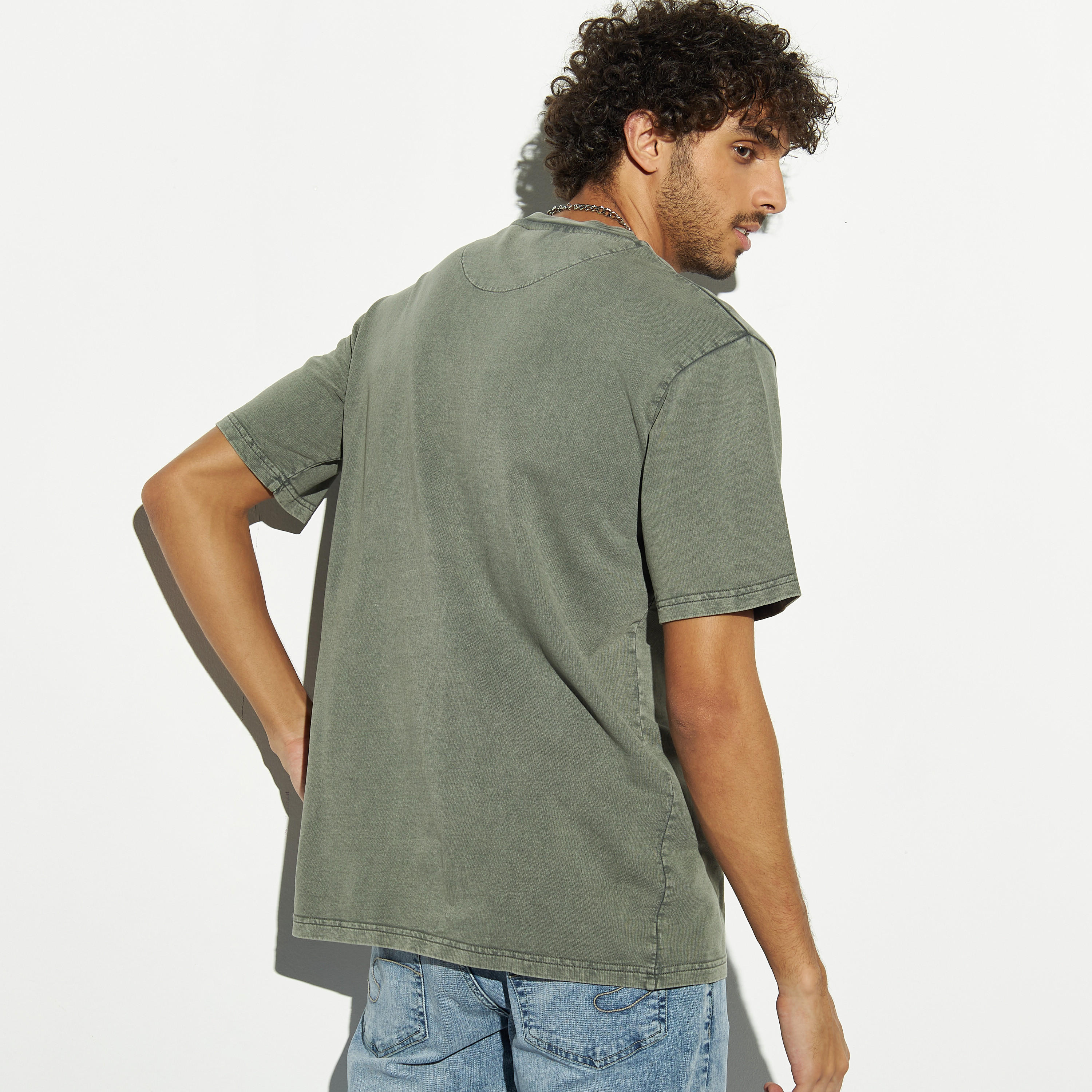 تيشيرت مغسول بالأحماض بياقة ضيّقة وأكمام قصيرة وطبعات-men-clothing-tshirtsandpolos-tshirts-image-3