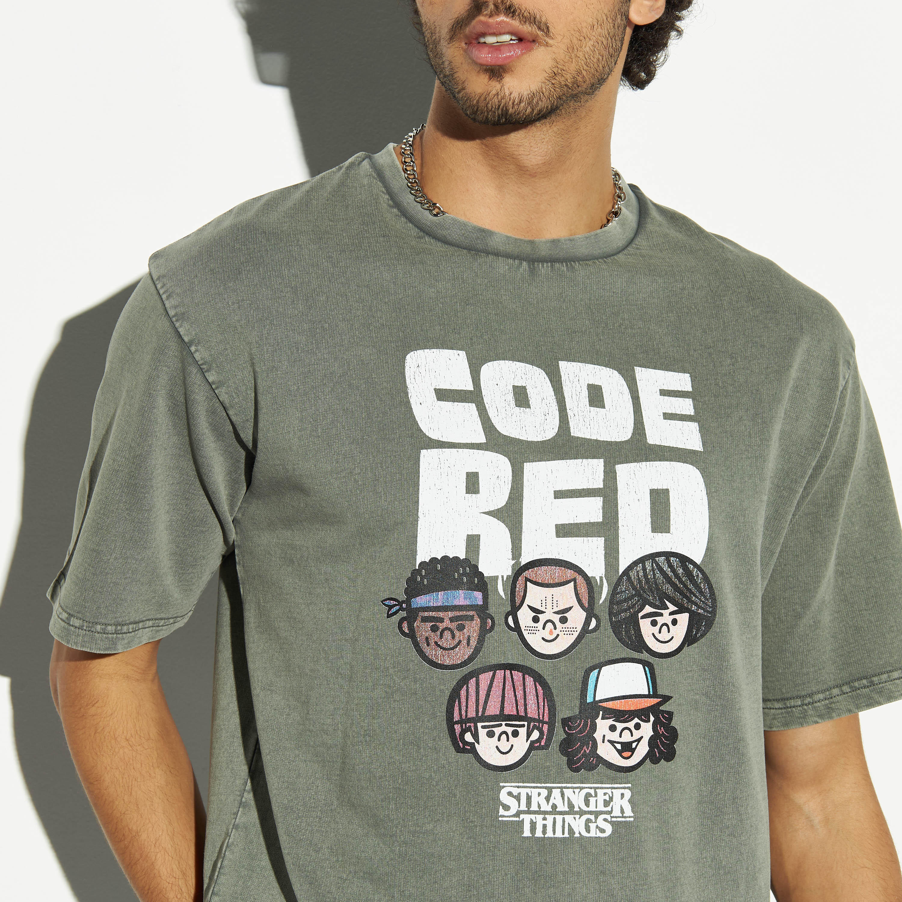 تيشيرت مغسول بالأحماض بياقة ضيّقة وأكمام قصيرة وطبعات-men-clothing-tshirtsandpolos-tshirts-image-4